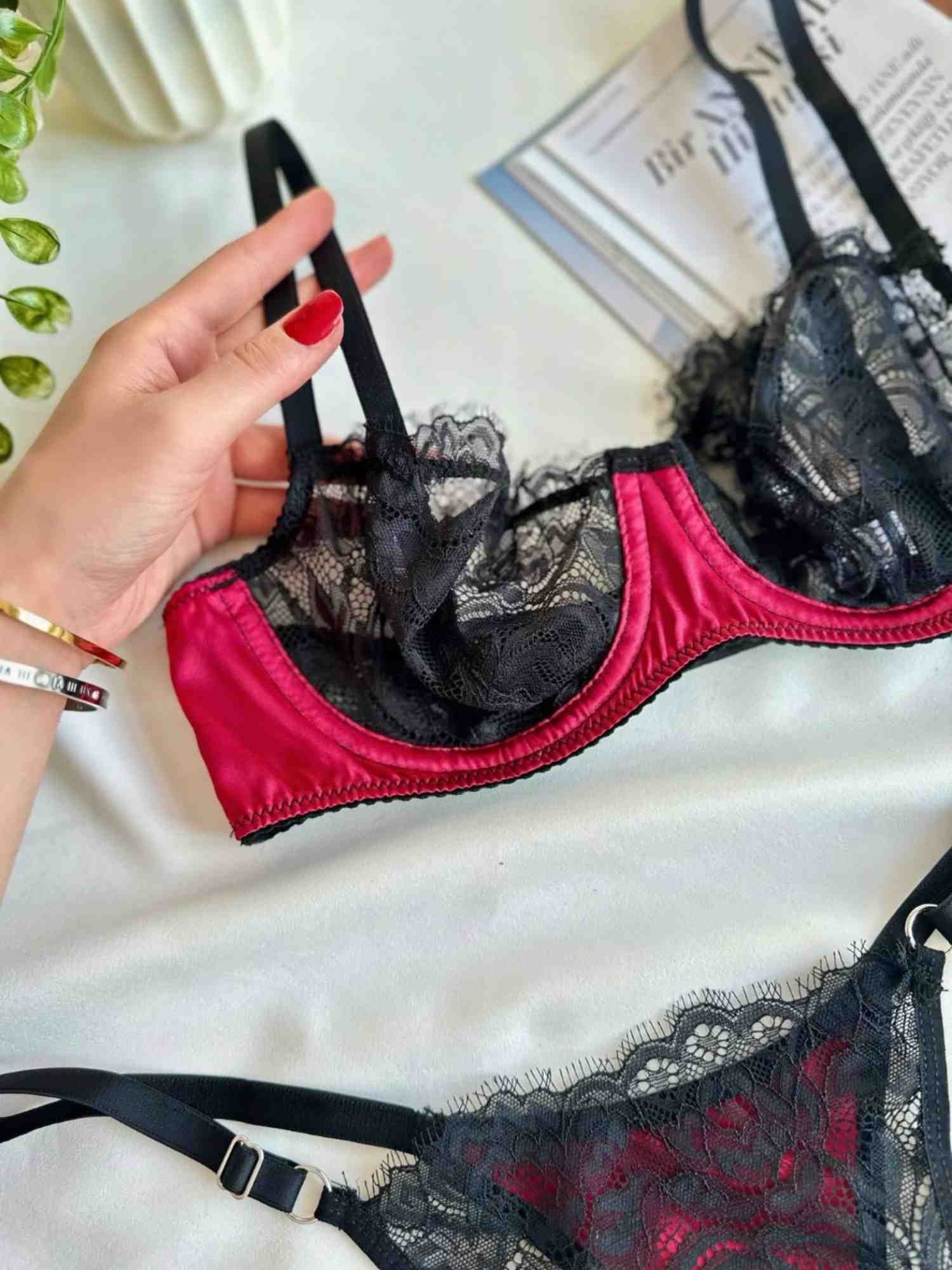 FUŞYA RENK DERİ DETAYLI SİYAH DANTELLİ BRA SET