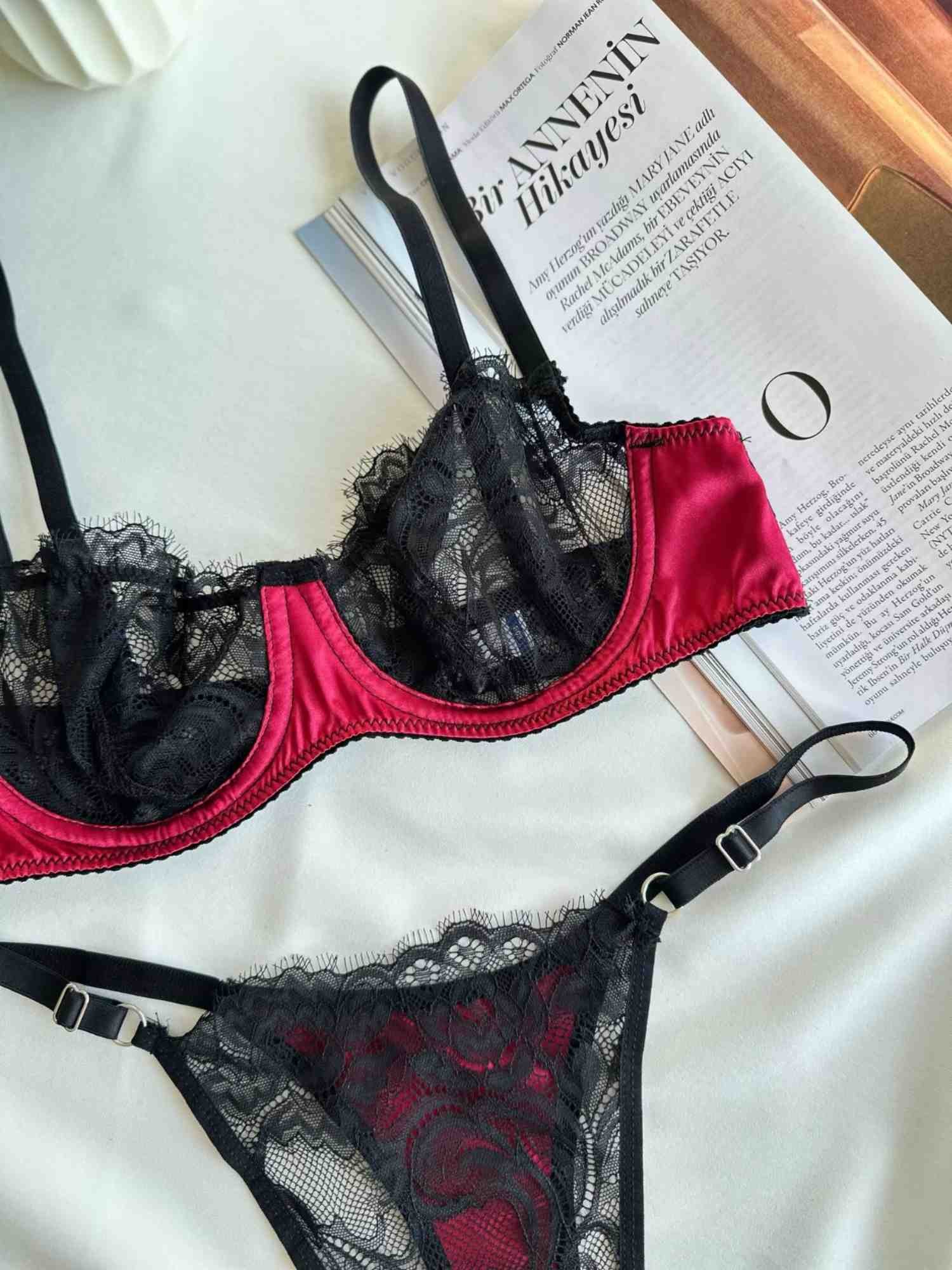 FUŞYA RENK DERİ DETAYLI SİYAH DANTELLİ BRA SET