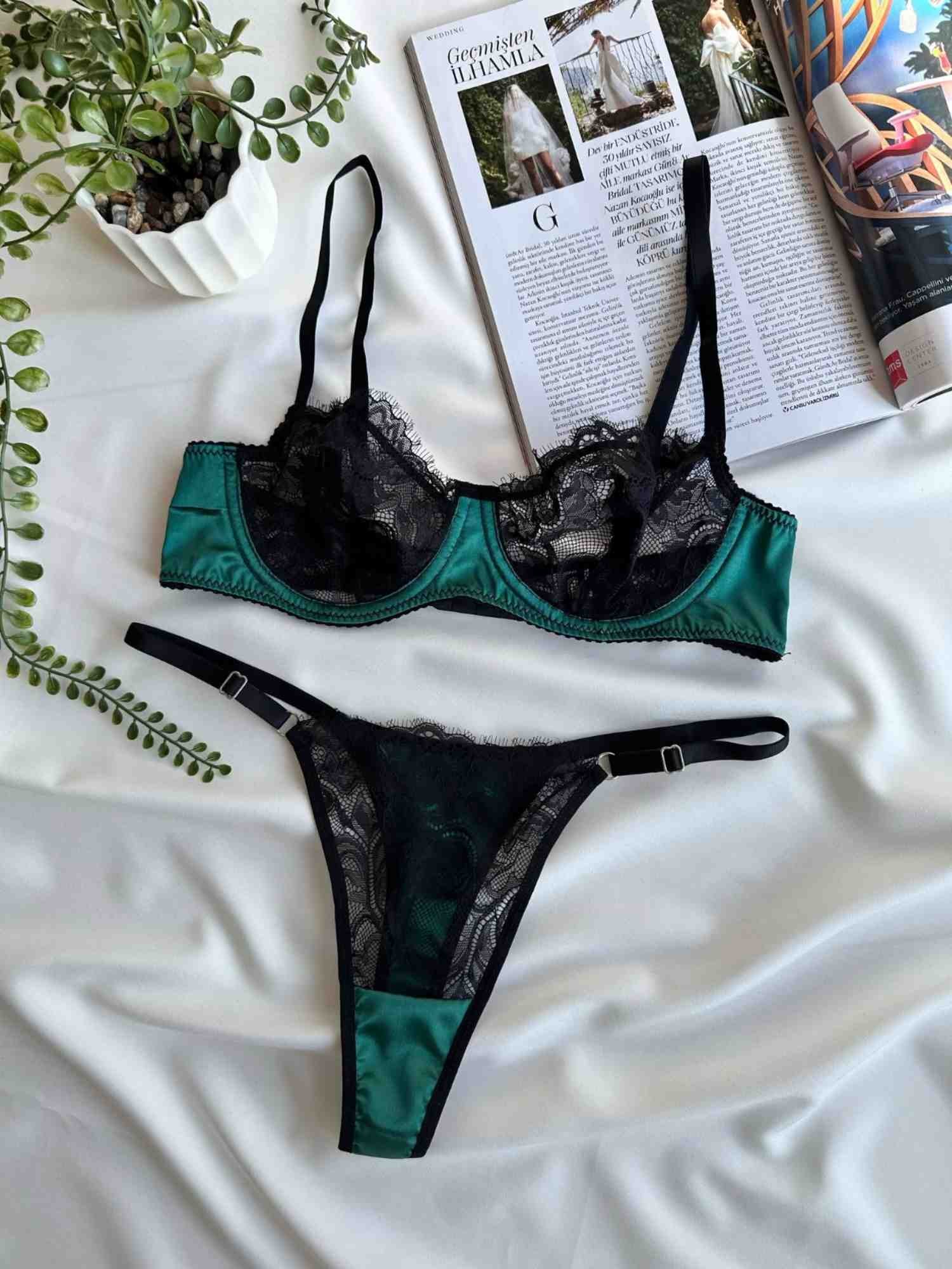 YEŞİL RENK DERİ DETAYLI SİYAH DANTELLİ BRA SET