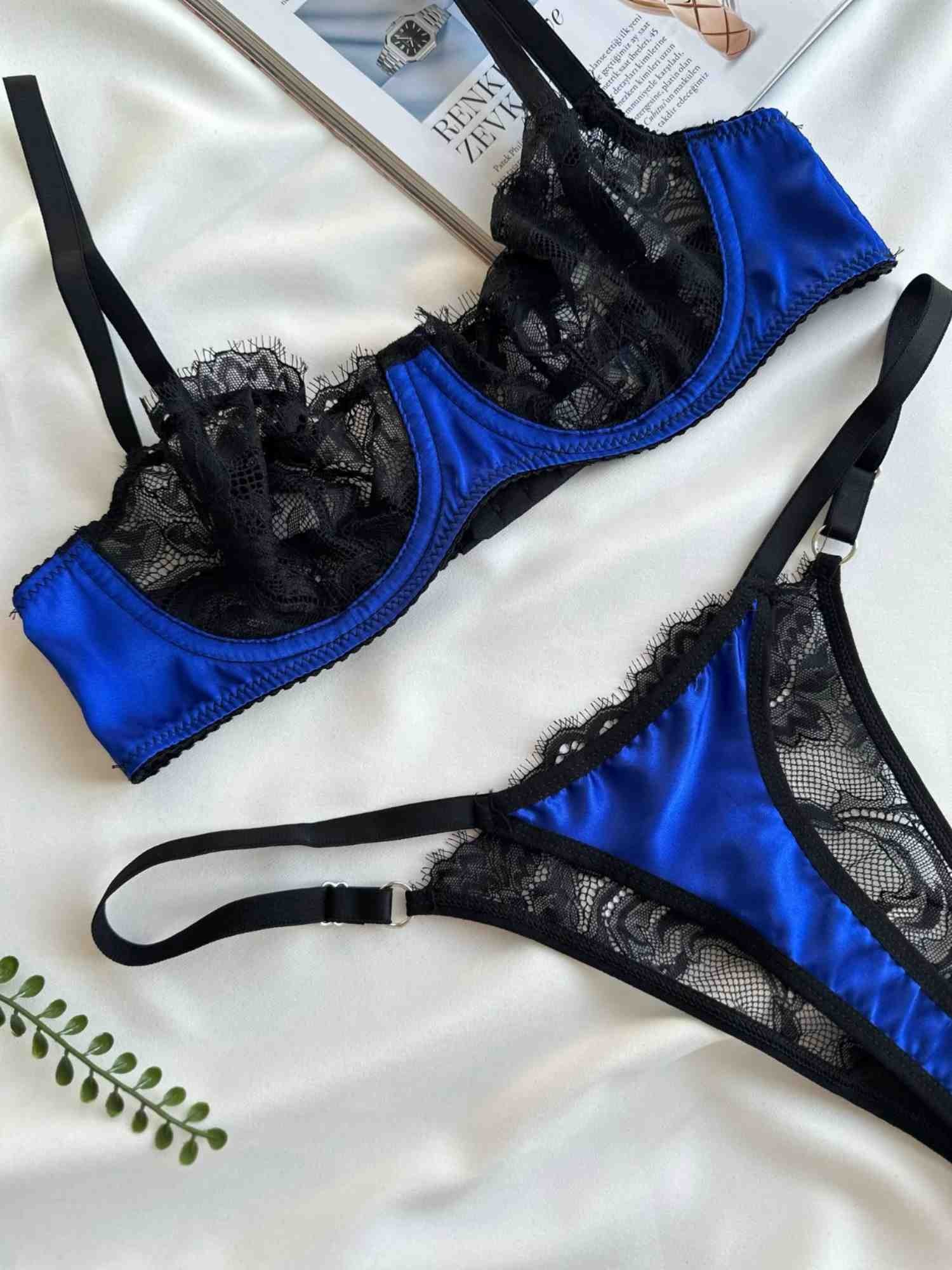 SAKS MAVİSİ RENK DERİ DETAYLI SİYAH DANTELLİ BRA SET