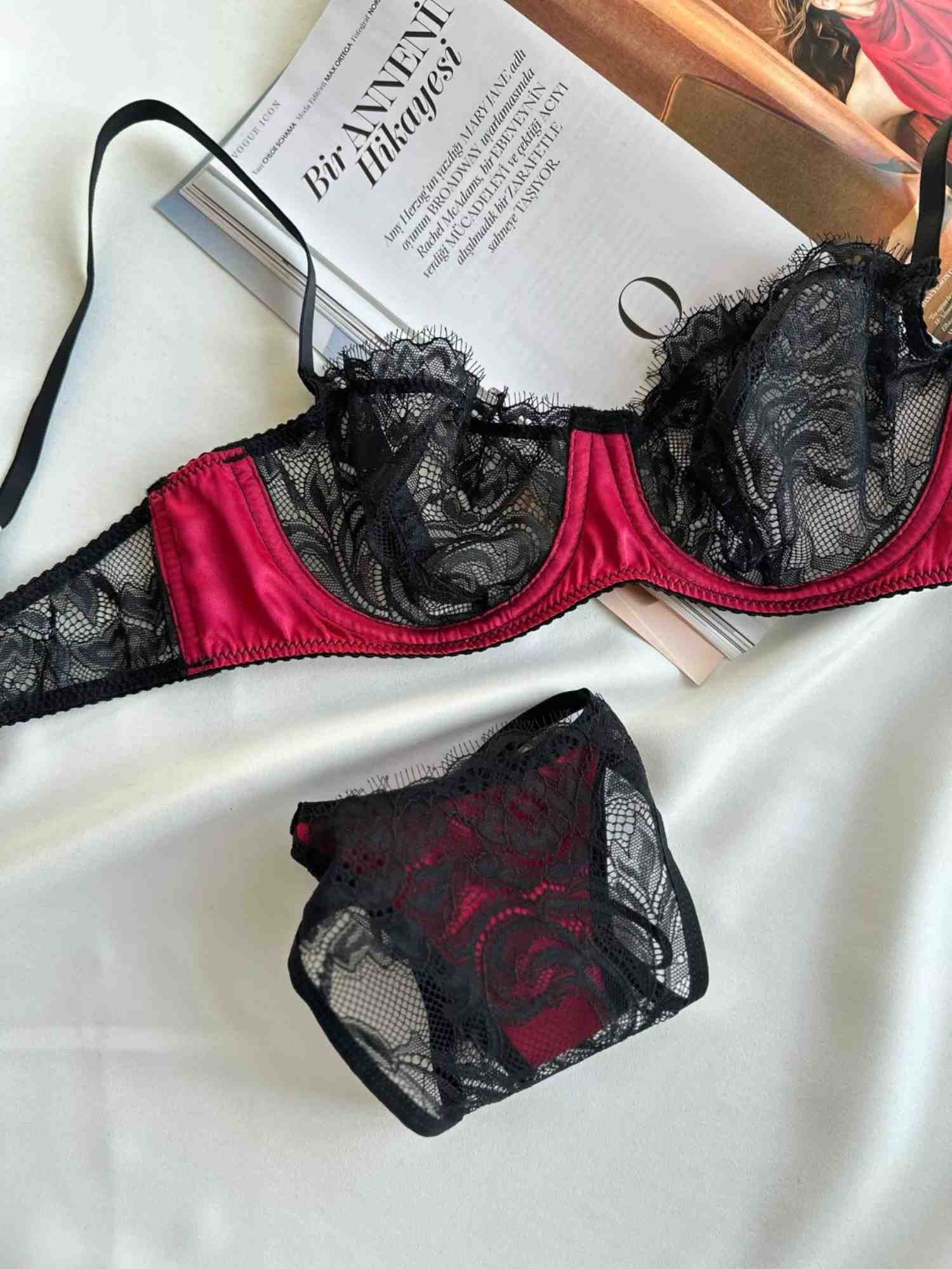 FUŞYA RENK DERİ DETAYLI SİYAH DANTELLİ BRA SET