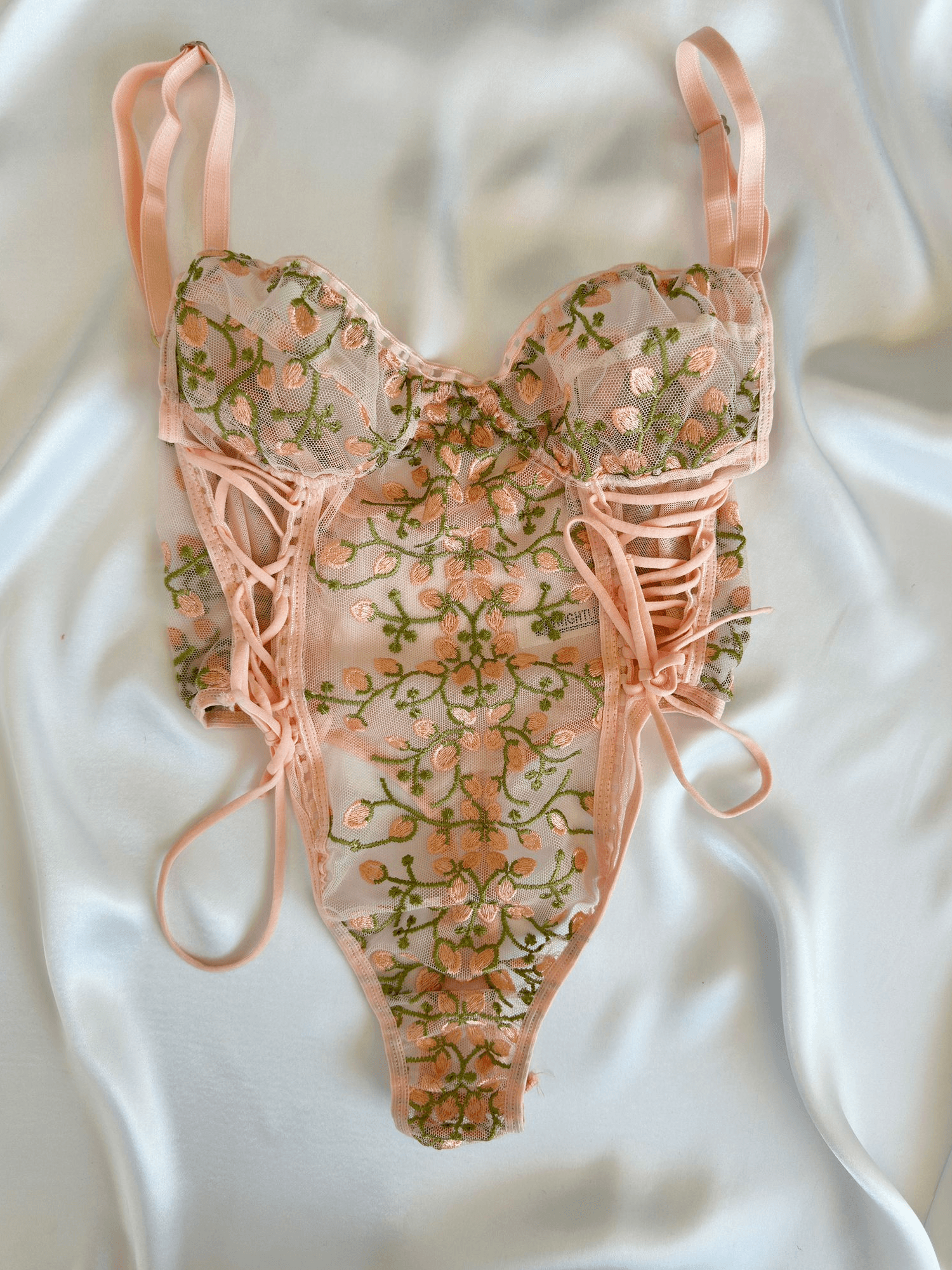 PUDRA ÇİÇEKLİ YANDAN BAĞLAMALI BODYSUIT