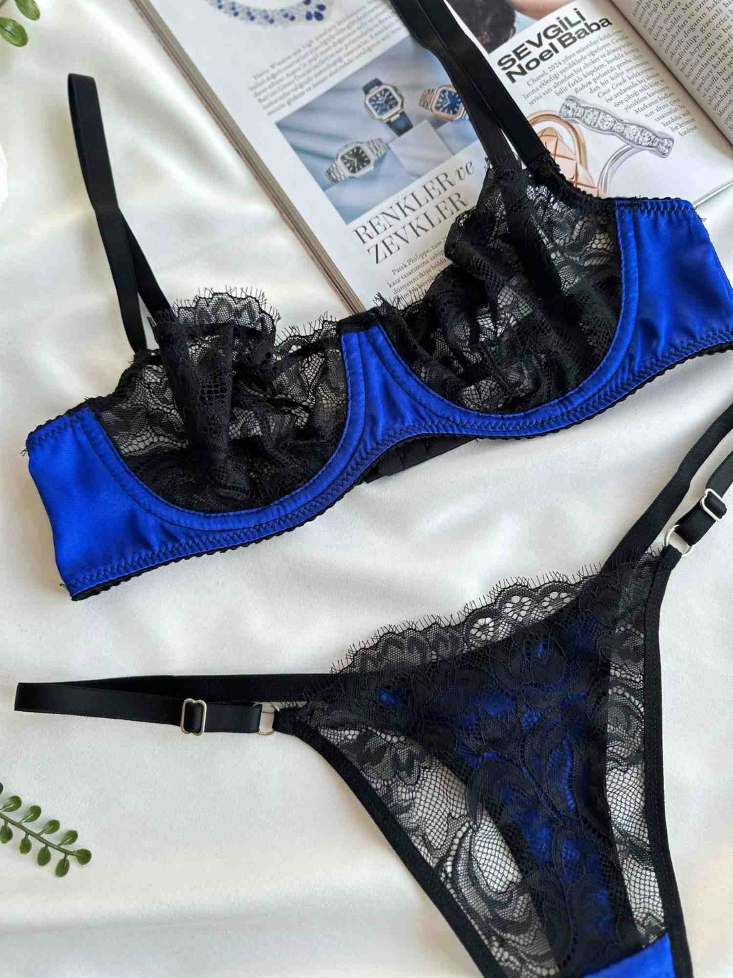 SAKS MAVİSİ RENK DERİ DETAYLI SİYAH DANTELLİ BRA SET
