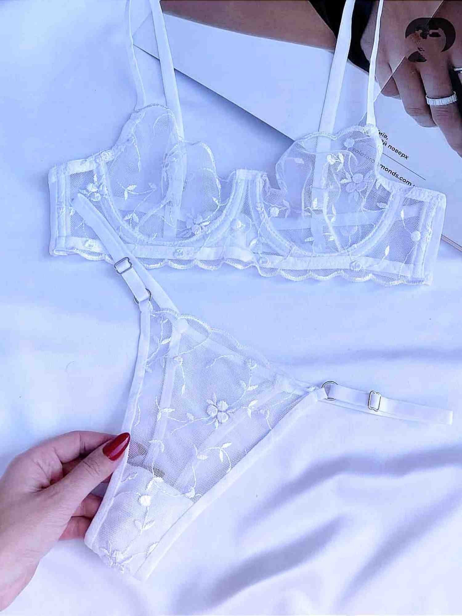 BEYAZ RENK ÇITIR ÇİÇEK DESEN BRA SET 