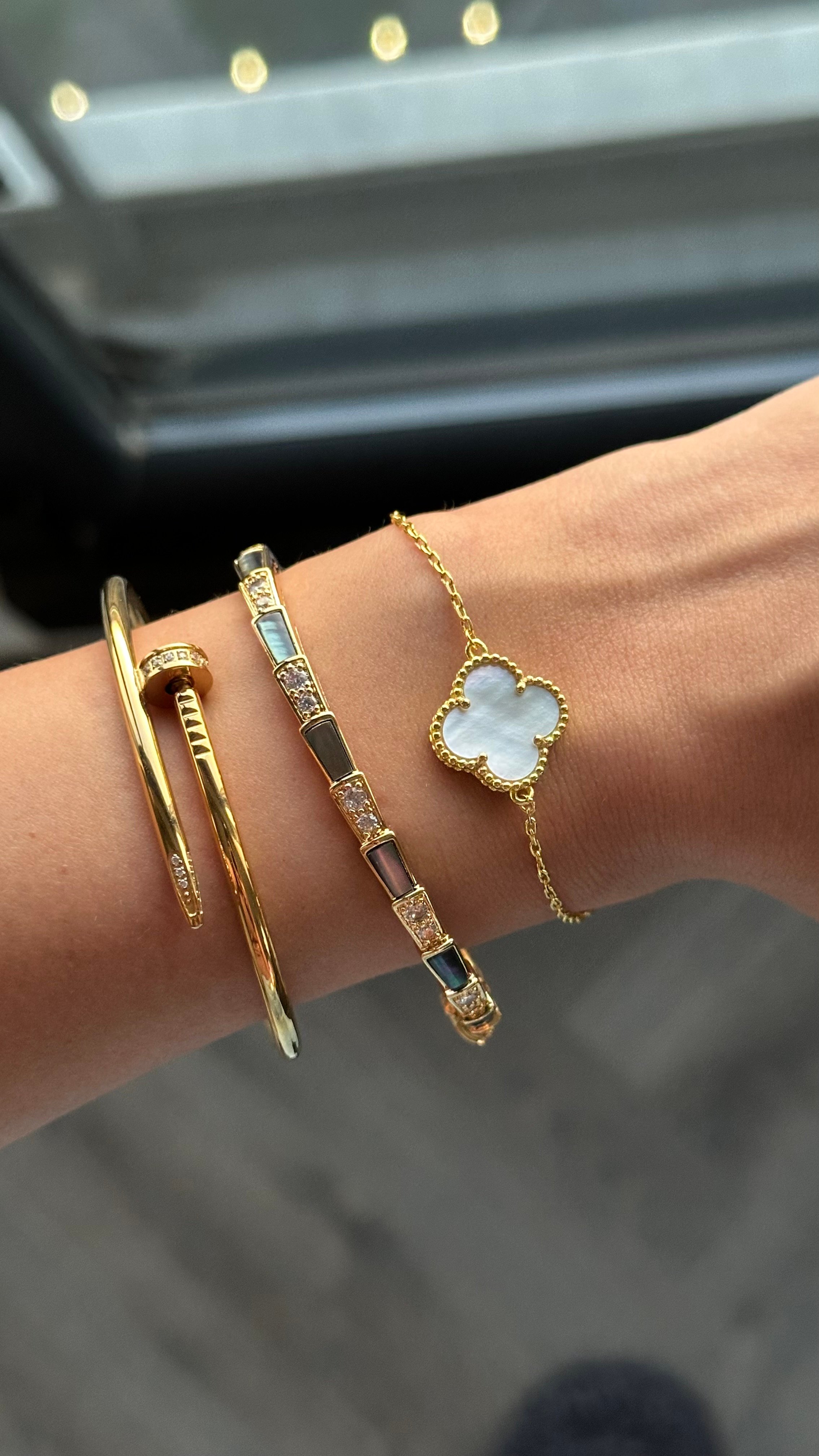 Bulgari Taşlı Su Yeşili Kelepçe Gold