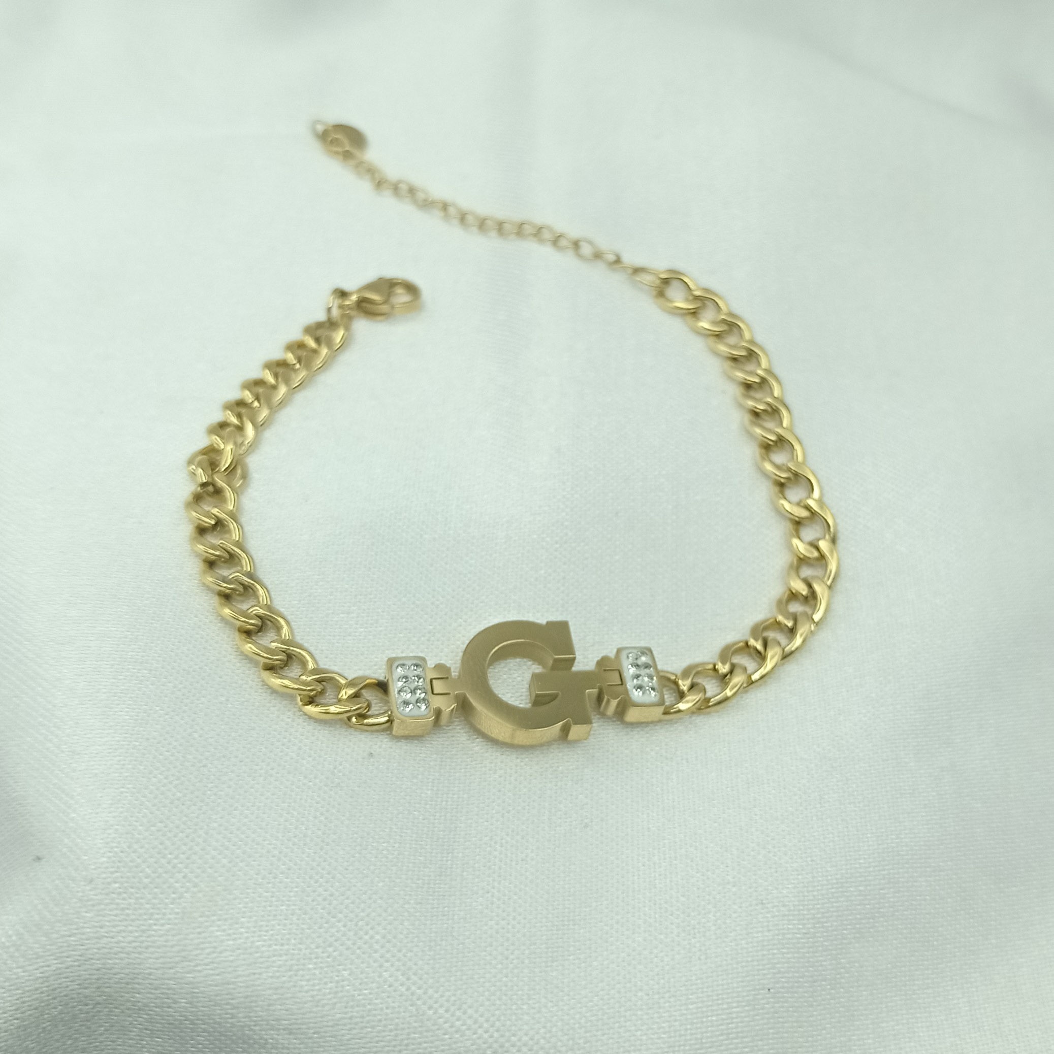 Çelik gurmet zincir detaylı harf bileklik  minik taşlı gold renk '' G '' harfi