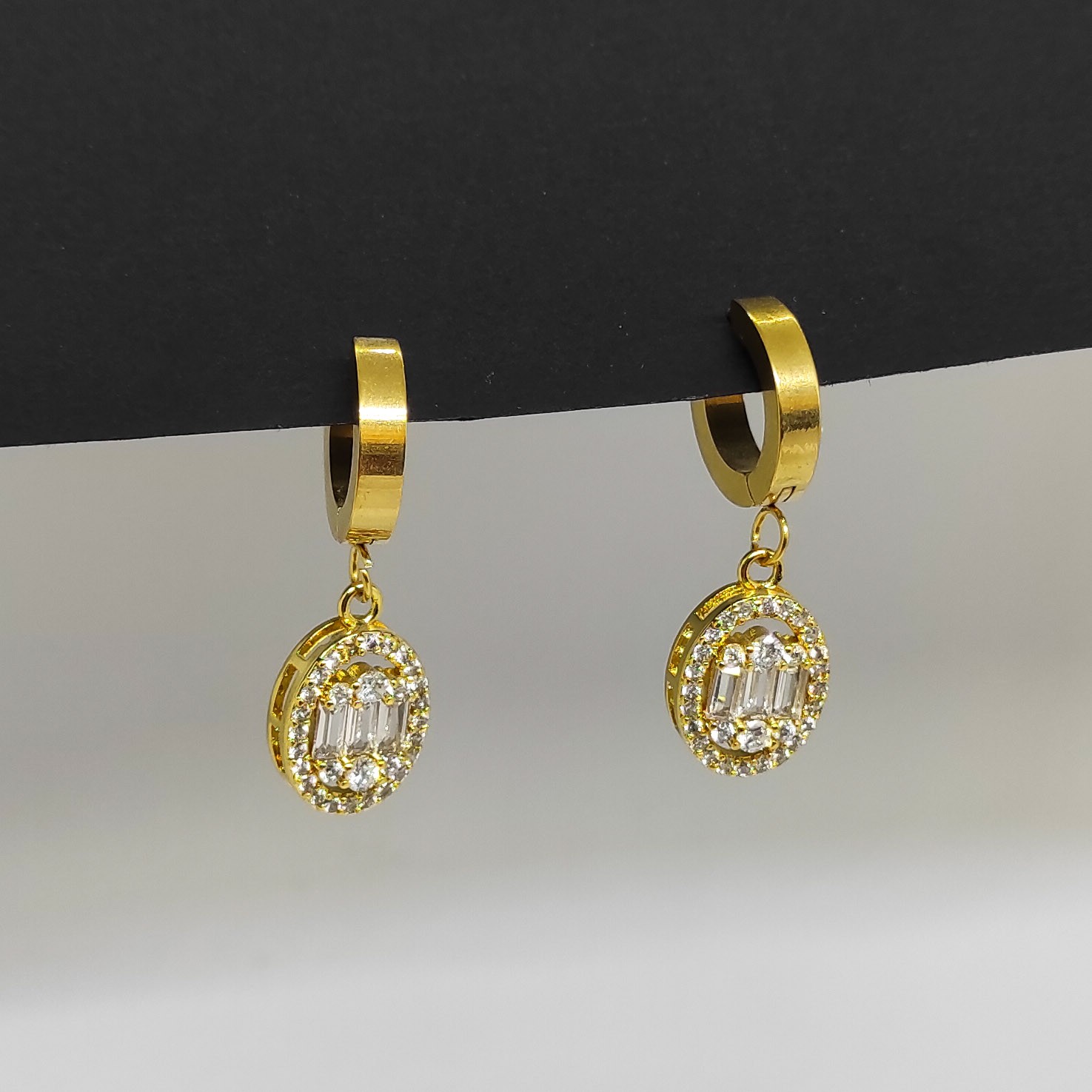 Çelik Küpe Halka Ucu Elips Kesme Zirkon Taşlı Gold Renk 3 cm