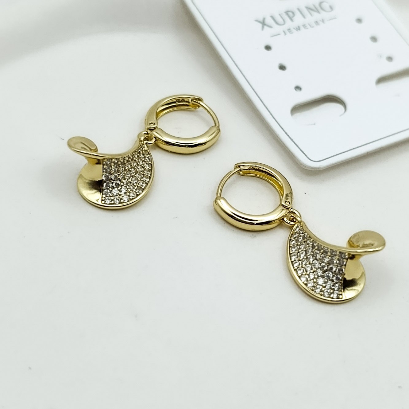 Xuping Küpe Halka Ucu Kıvrımlı Su Dalgası Model Sıvama Zirkon Taşlı 14k Gold Renk