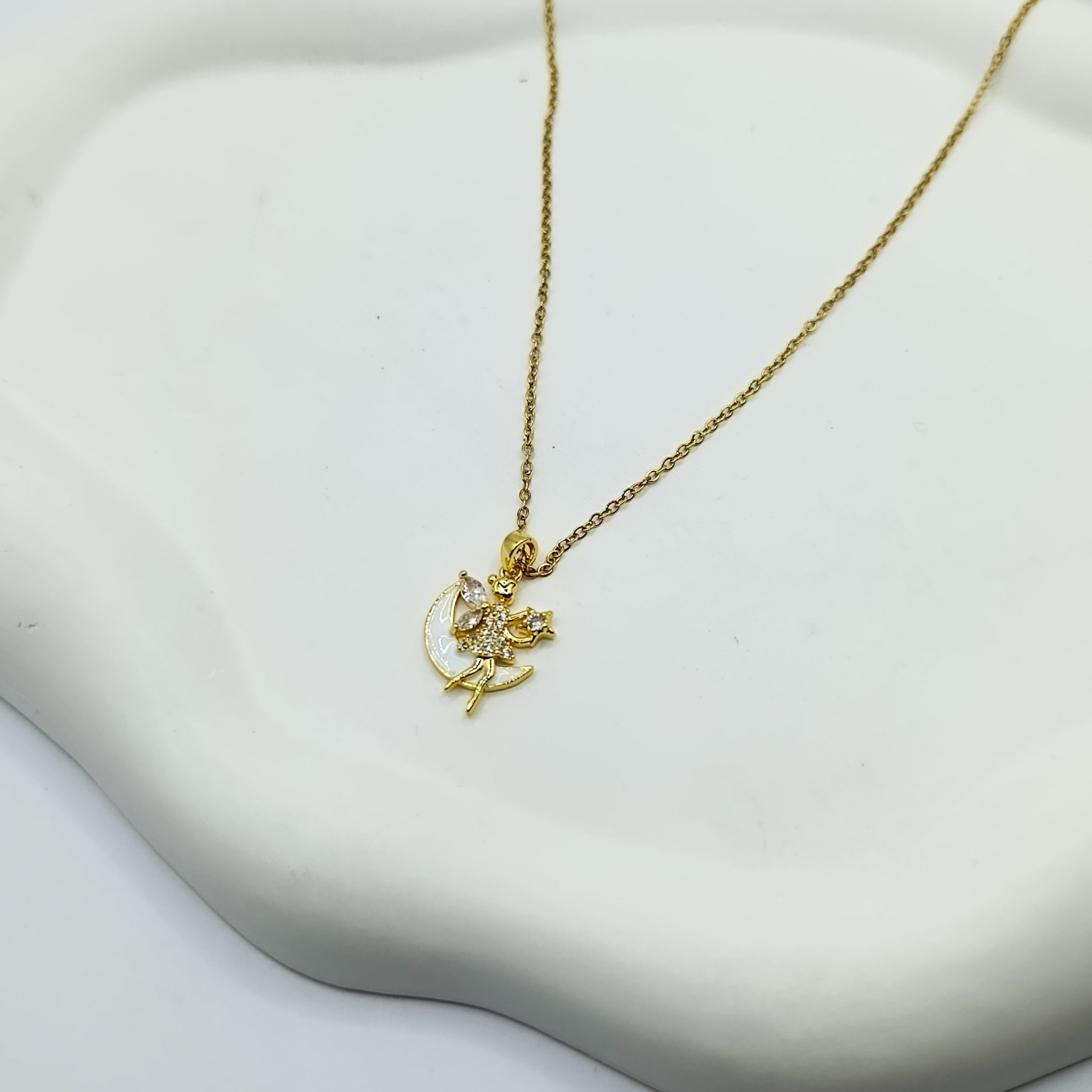 Çelik Kolye Hilal Üzerine Oturmuş Peri detaylı Zirkon Taşlı Gold Renk