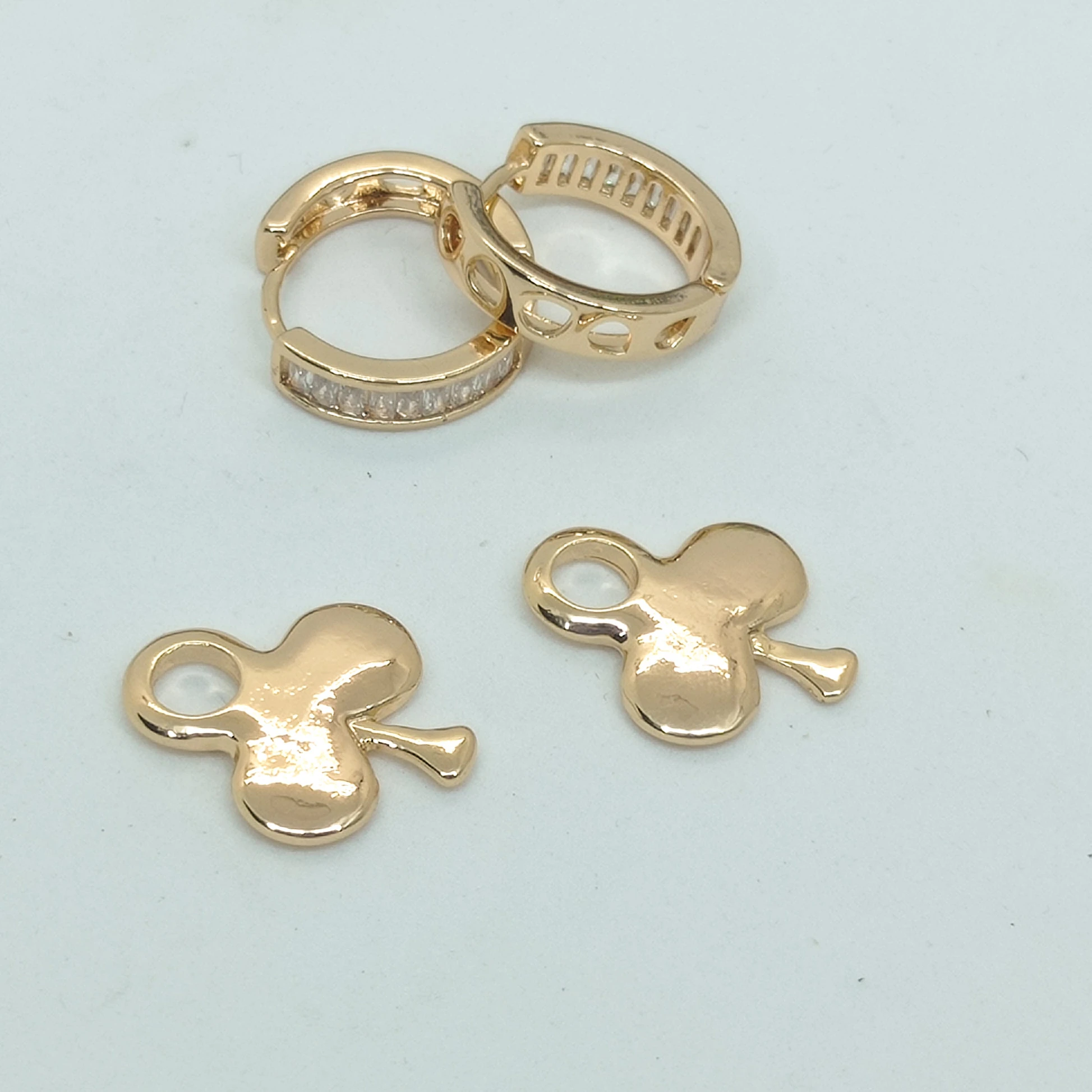 Xuping Uç Detayları Çıkabilen Çiçek Model Zirkon Taşlı Küpe