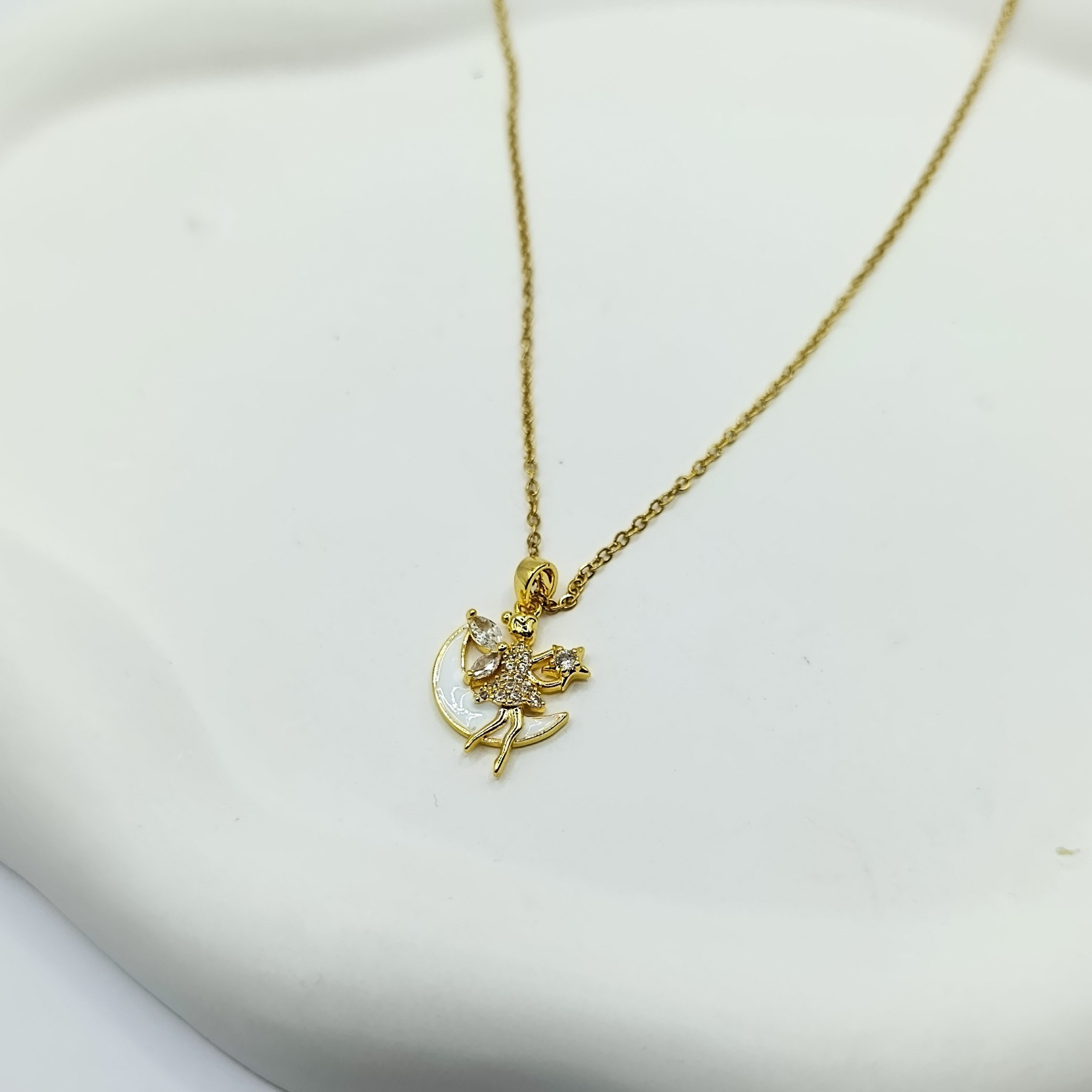 Çelik Kolye Hilal Üzerine Oturmuş Peri detaylı Zirkon Taşlı Gold Renk