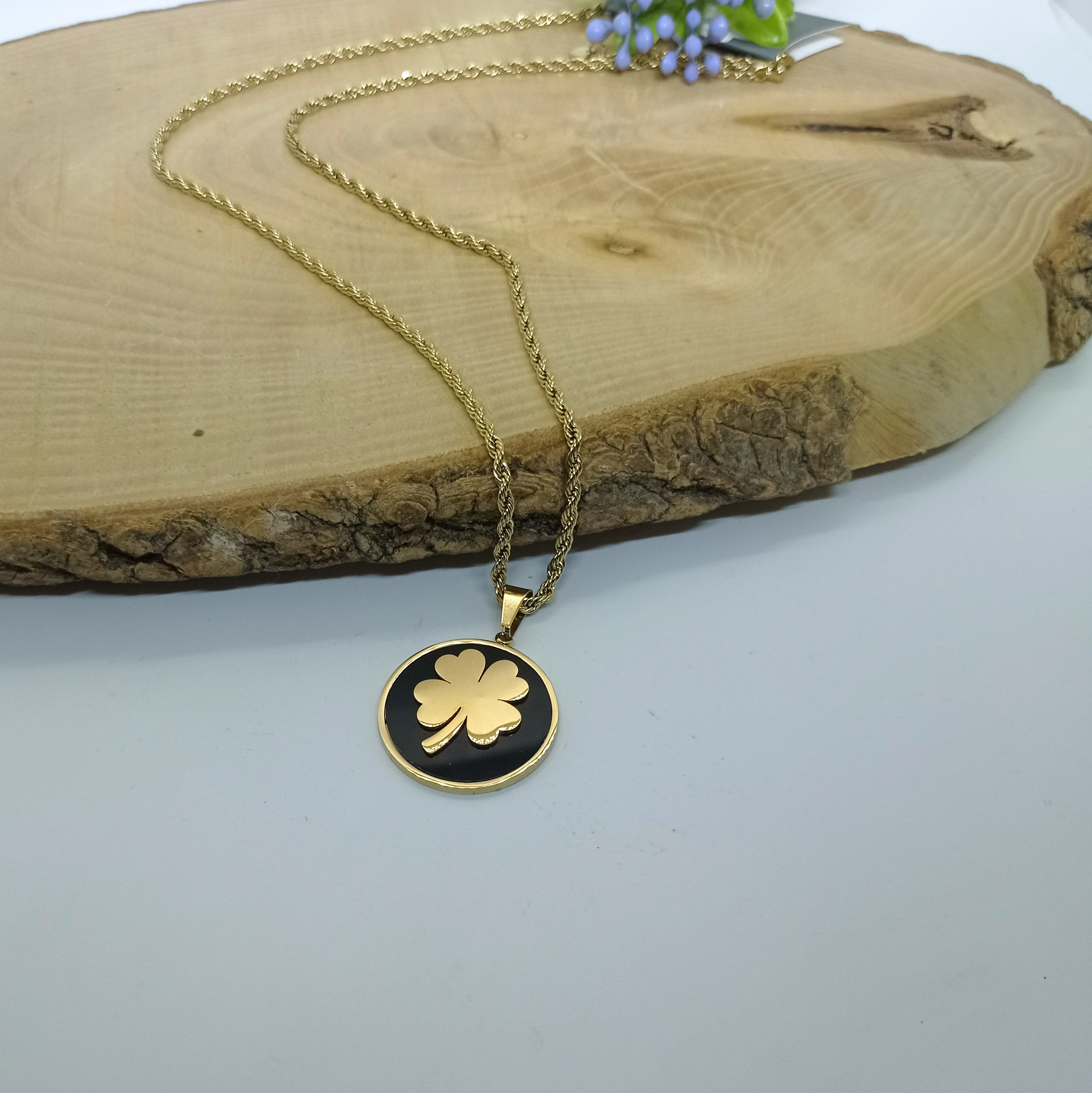 Çelik uzun kolye siyah madolyon model yonca kolye gold renk