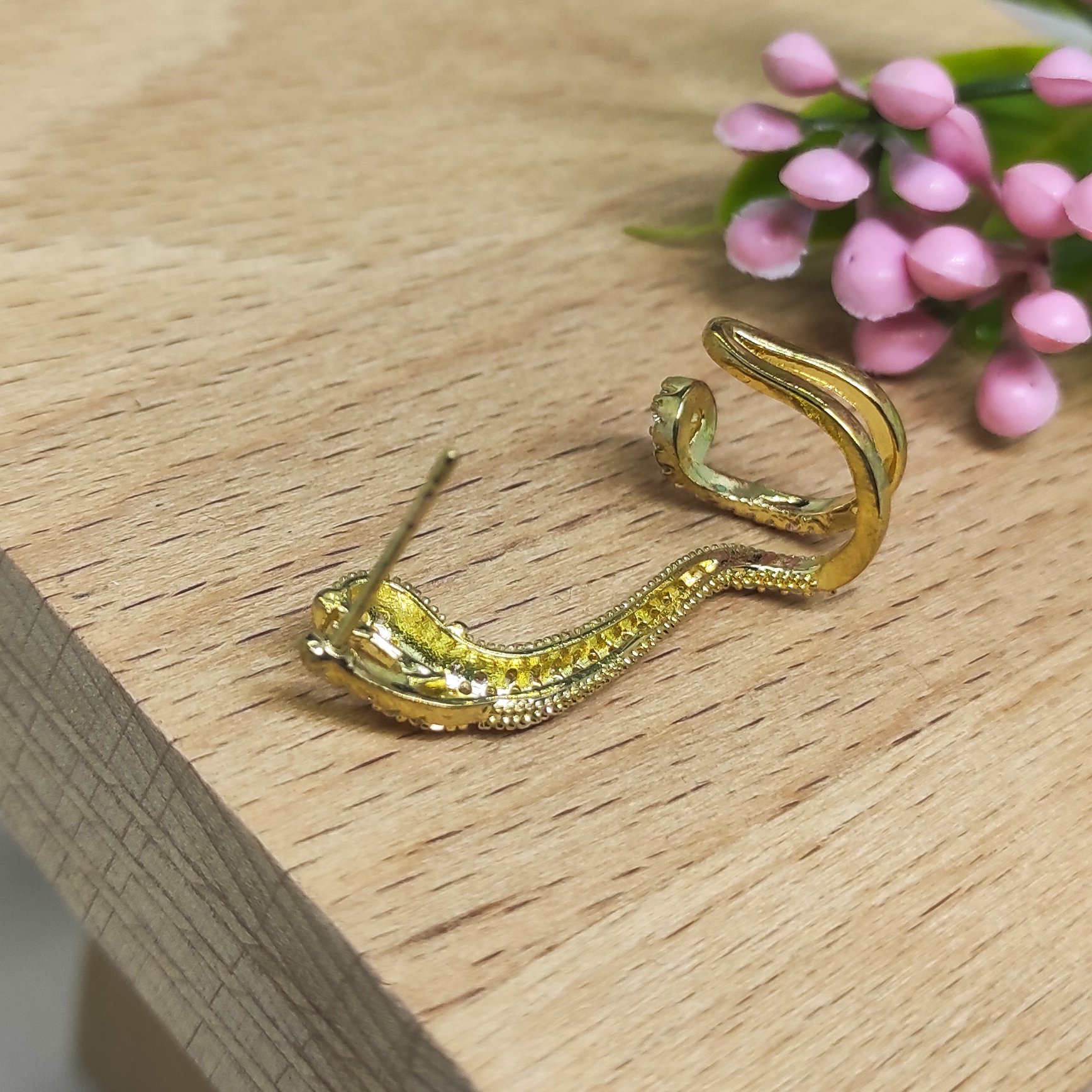 Çelik Kıkırdak Küpe Kaplan Model Zirkon Taşlı Kulak Memesinden Kıkırdağa Uzanan Gold Renk