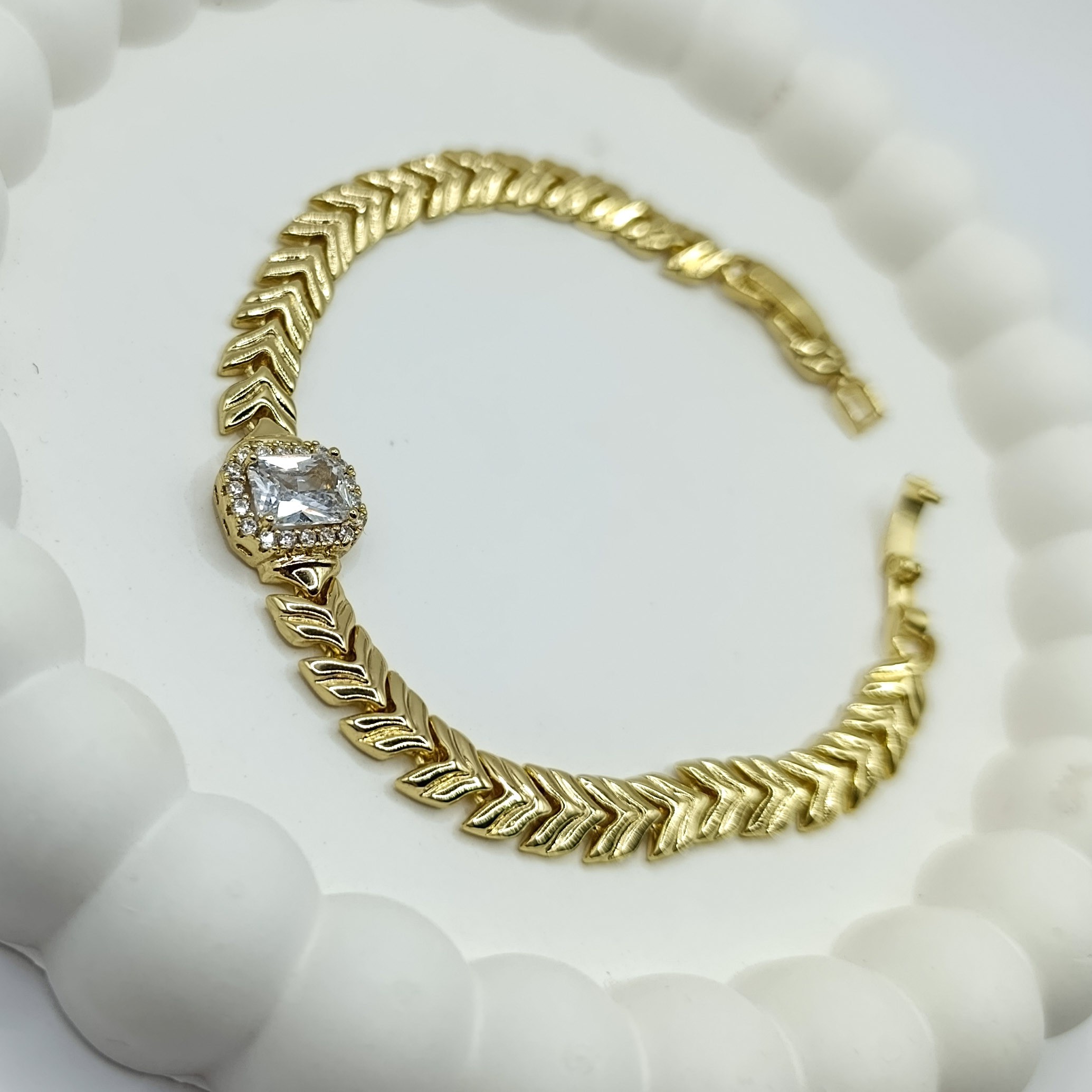 XUPİNG Balık Sırtı Model Baget Taşlı Gold Renk Bileklik