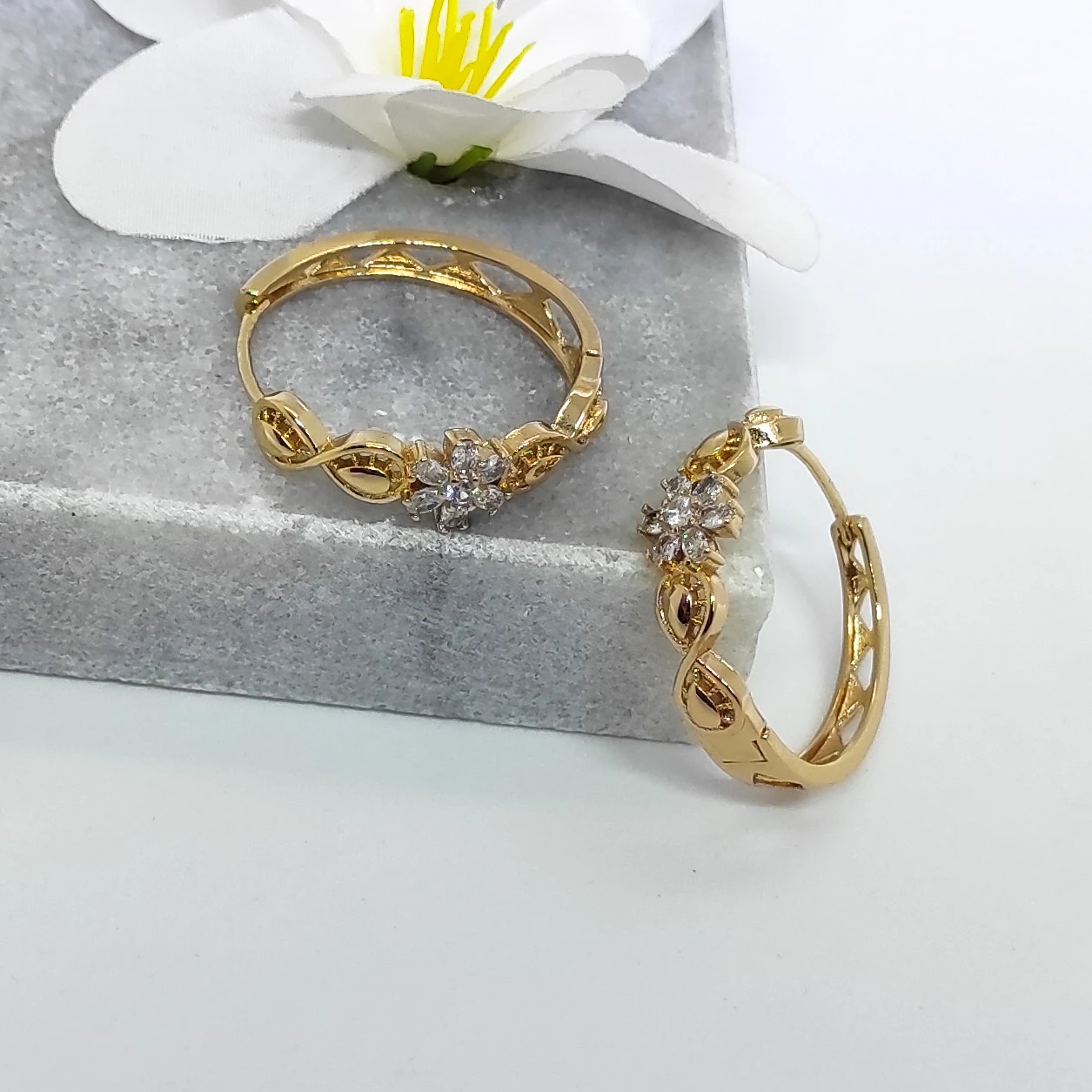 XUPİNG zirkon taşlı çiçek ve sonsuzluk detaylı büyük halka küpe rose gold