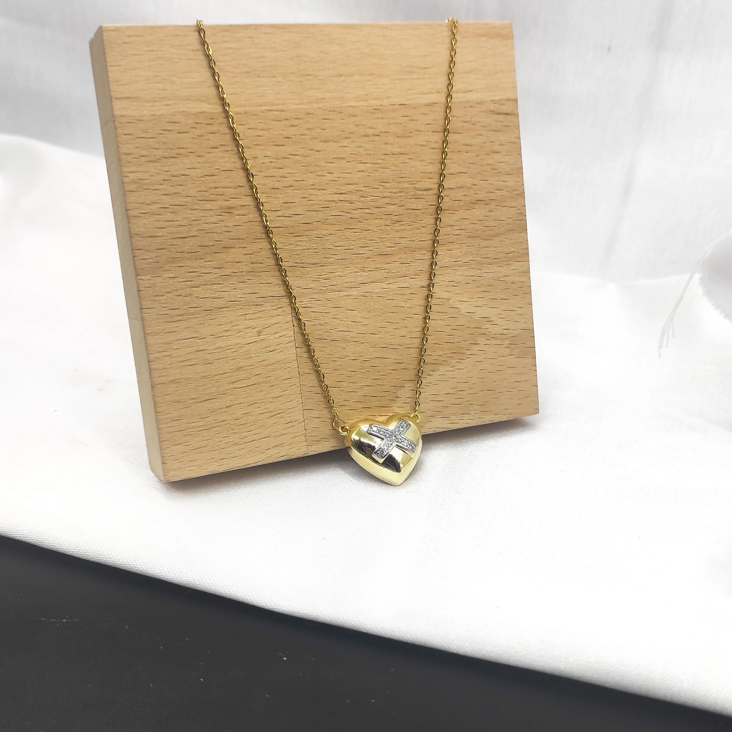 Çelik Kolye Kalp Üzeri Zirkon Taşlı X İşareti Detaylı İnce Zincir Gold Renk