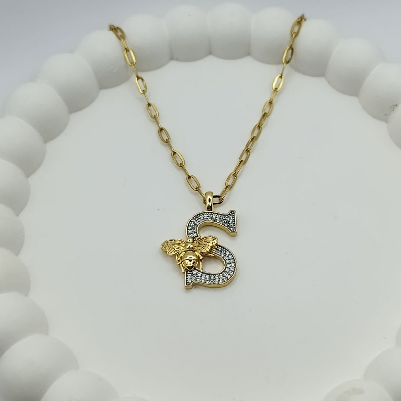 Çelik S Harfli Kolye Arı Detaylı Zirkon Taşlı Uç Detay Ataç Zincir Gold Renk