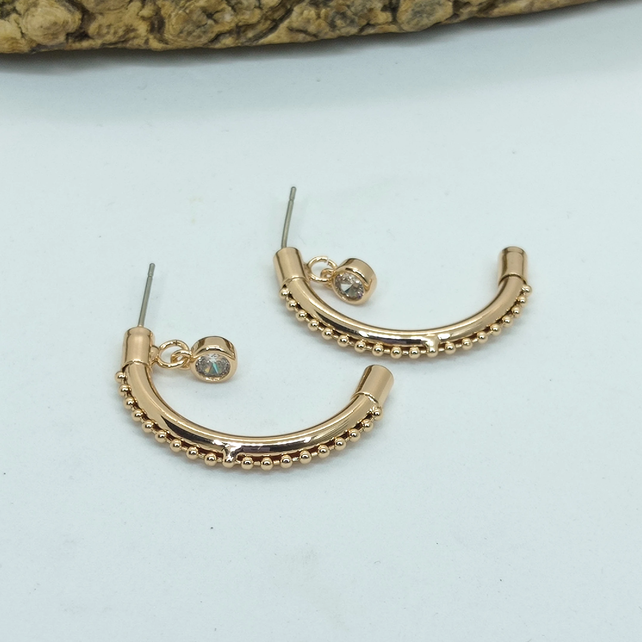 XUPİNG Yarım Ay Model  Ve Minik Sallantılı Taş Detaylı Rose Gold Renk Küpe