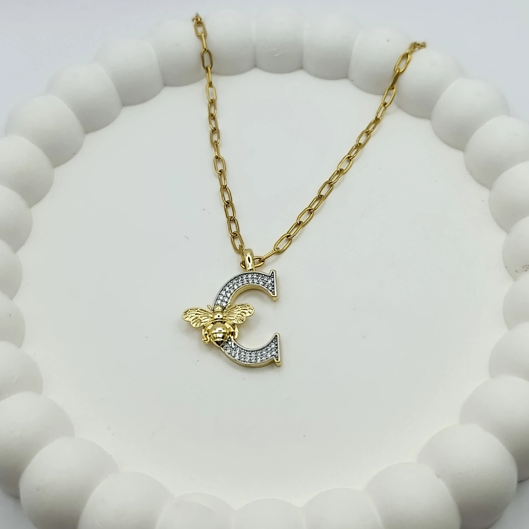 Çelik C Harfli Kolye Arı Detaylı Zirkon Taşlı Uç Detay Ataç Zincir Gold Renk