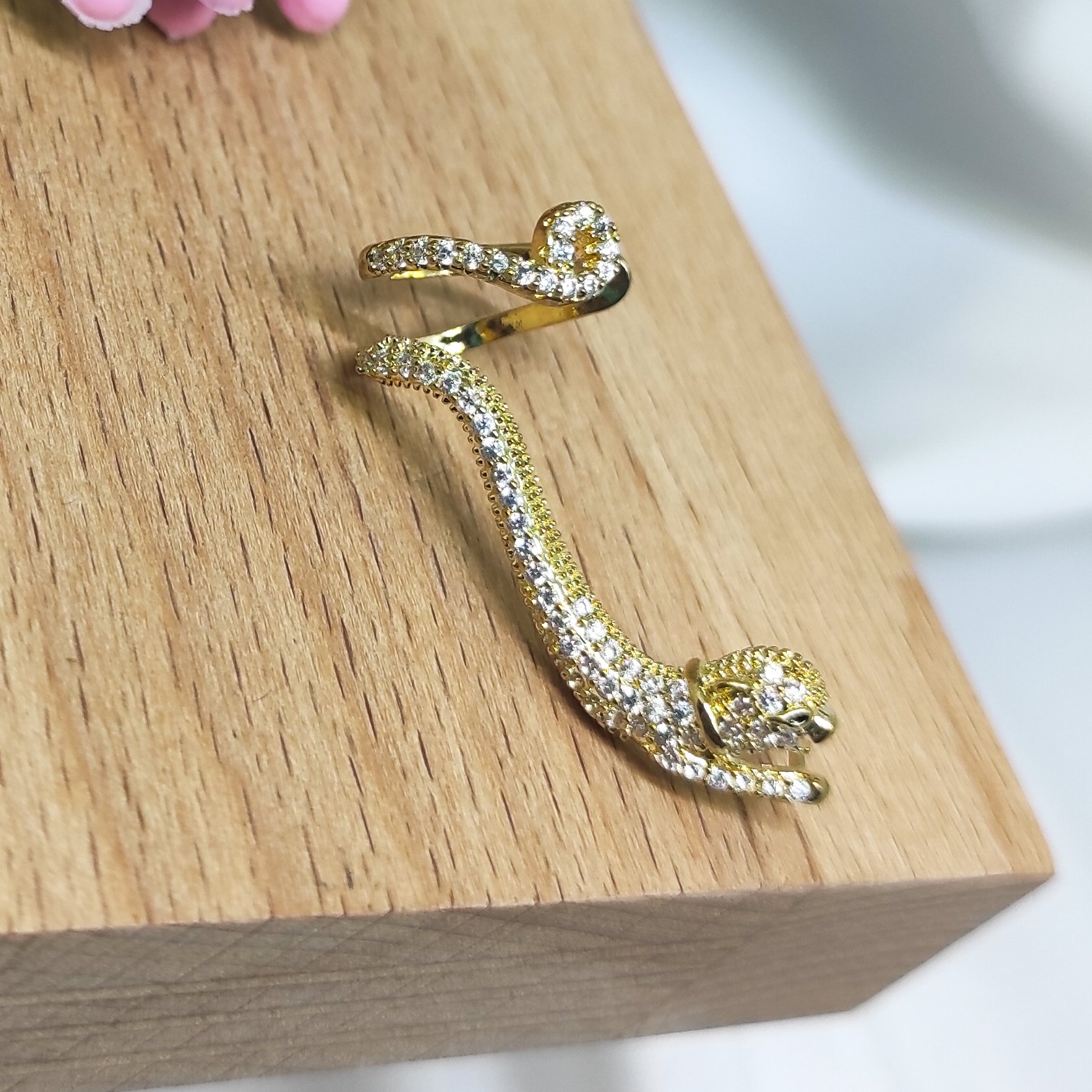 Çelik Kıkırdak Küpe Kaplan Model Zirkon Taşlı Kulak Memesinden Kıkırdağa Uzanan Gold Renk