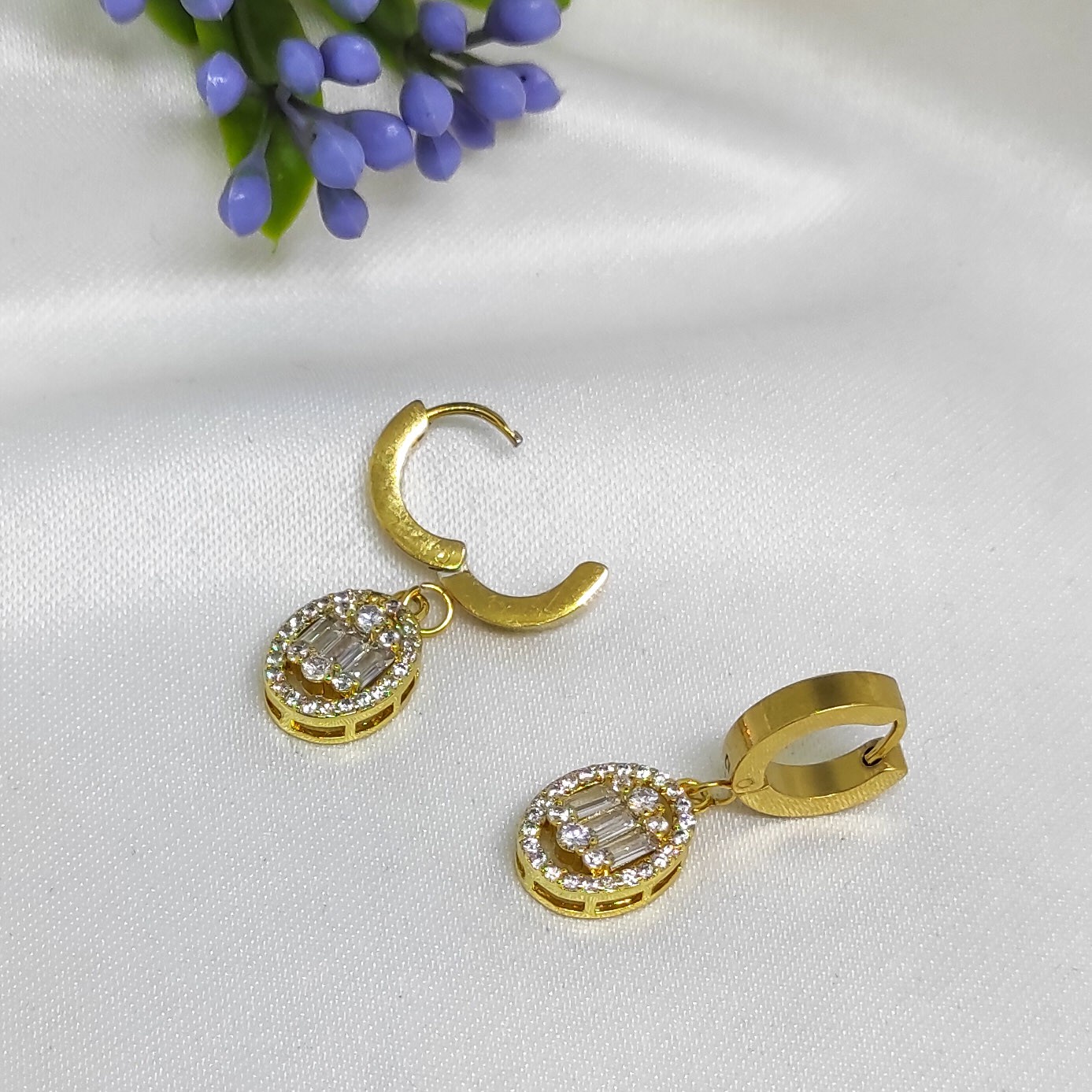 Çelik Küpe Halka Ucu Elips Kesme Zirkon Taşlı Gold Renk 3 cm