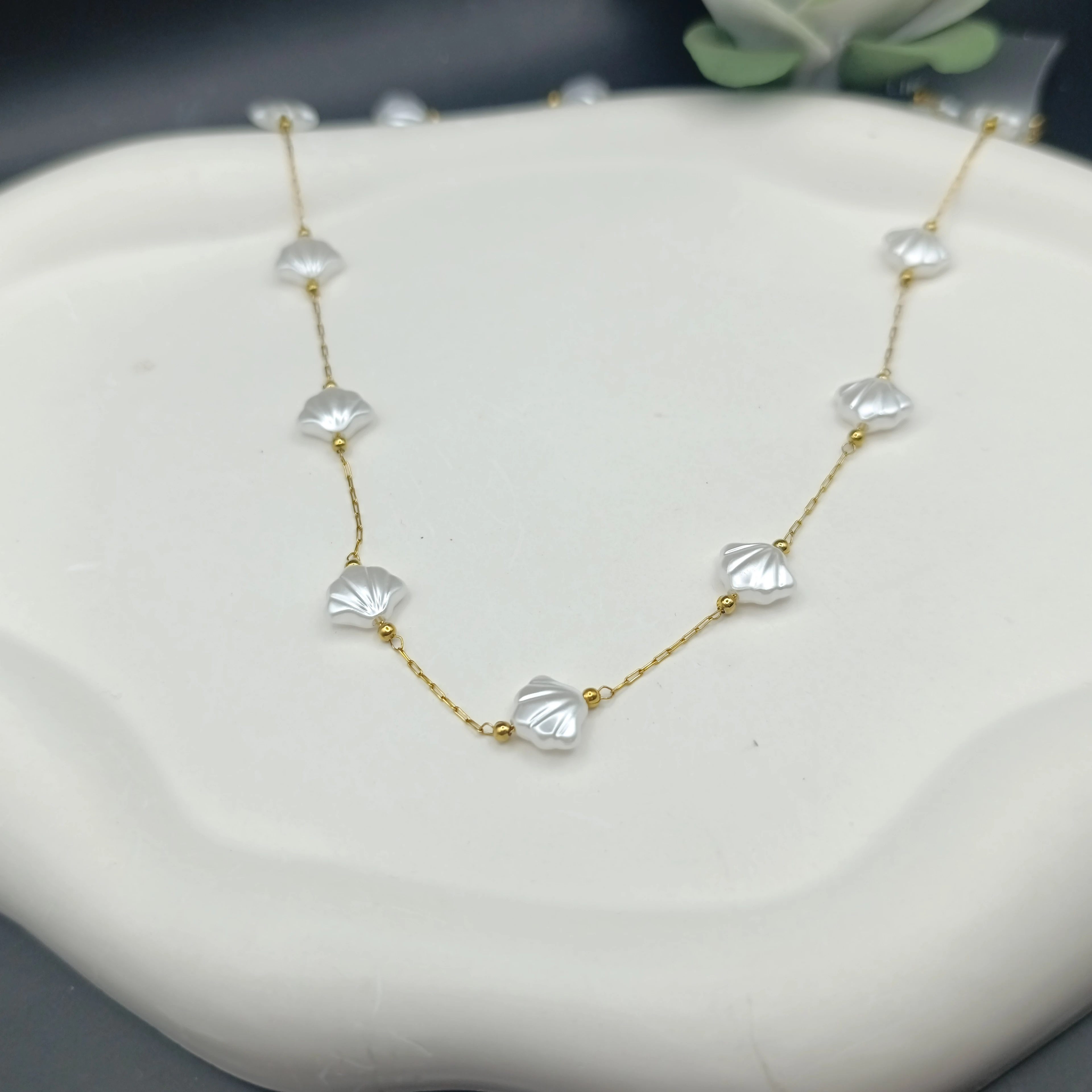 Çelik Kolye Sıralı Krem Renk Deniz Kabuğu Detaylı İnce Zincir Gold Renk