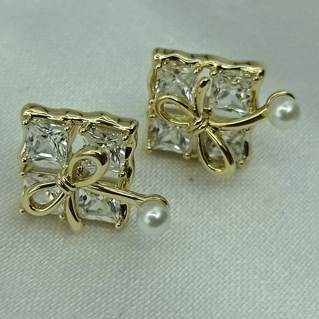 XUPİNG taşlı minik hediye paketi detaylı yapışık küpe gold renk