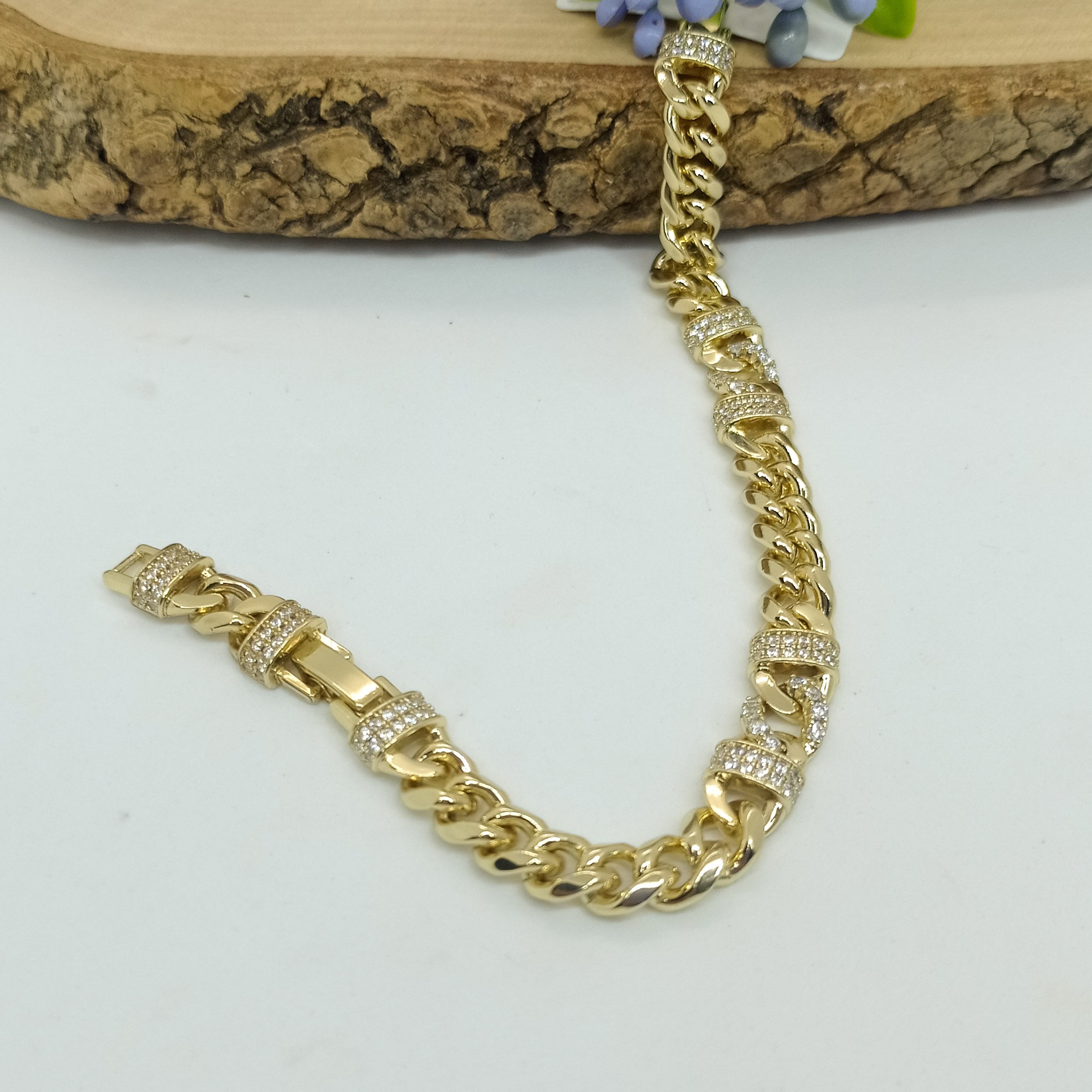 XUPİNG Ortası ve Kenarları Zirkon Detaylı Gurmet Zincirli Gold Renk Bileklik