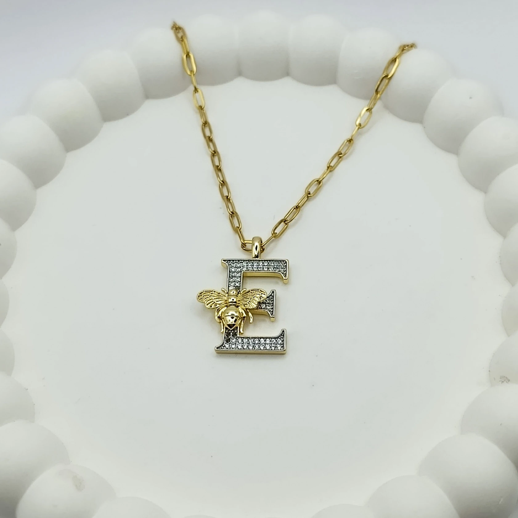 Çelik E Harfli Kolye Arı Detaylı Zirkon Taşlı Uç Detay Ataç Zincir Gold Renk