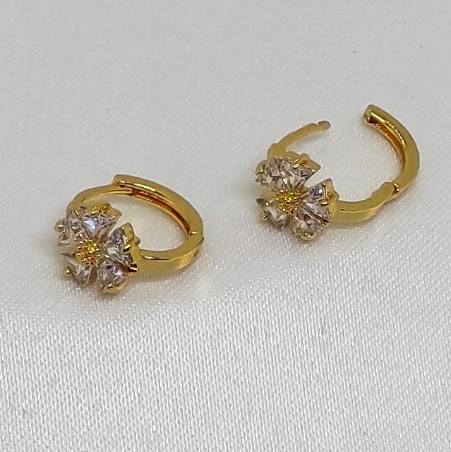 Çelik Küpe Küçük Halka Üzeri Yapışık Zirkon Taşlı Çiçek Modelli Gold
