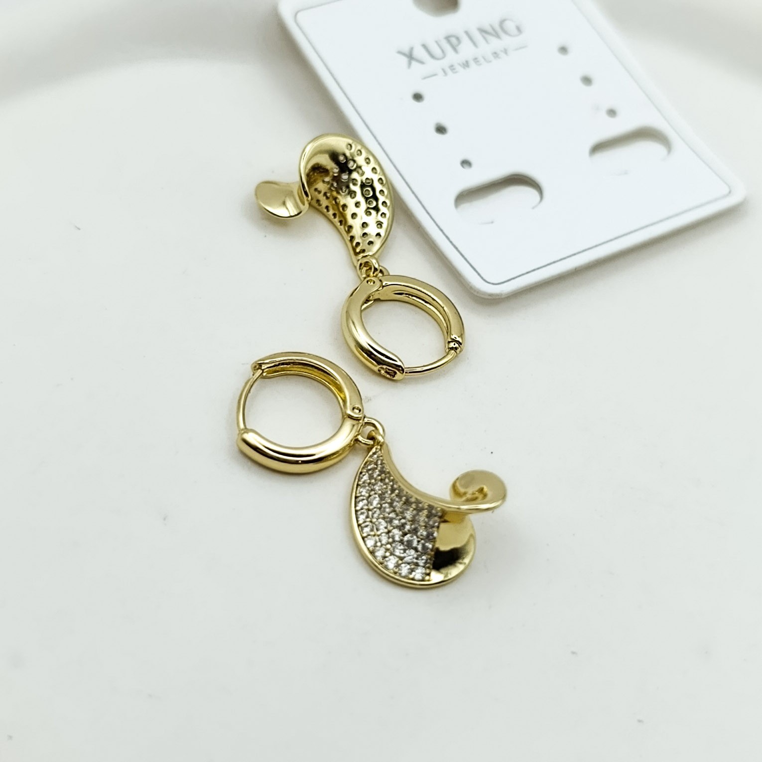 Xuping Küpe Halka Ucu Kıvrımlı Su Dalgası Model Sıvama Zirkon Taşlı 14k Gold Renk