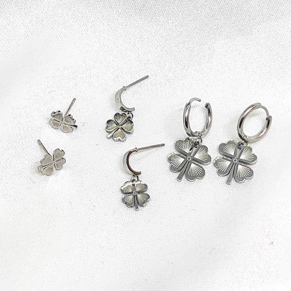 Çelik Küpe Çoklu Yonca Detaylı Set Büyük Halka Çap 1,5 cm Yonca 1 cm Gümüş Renk