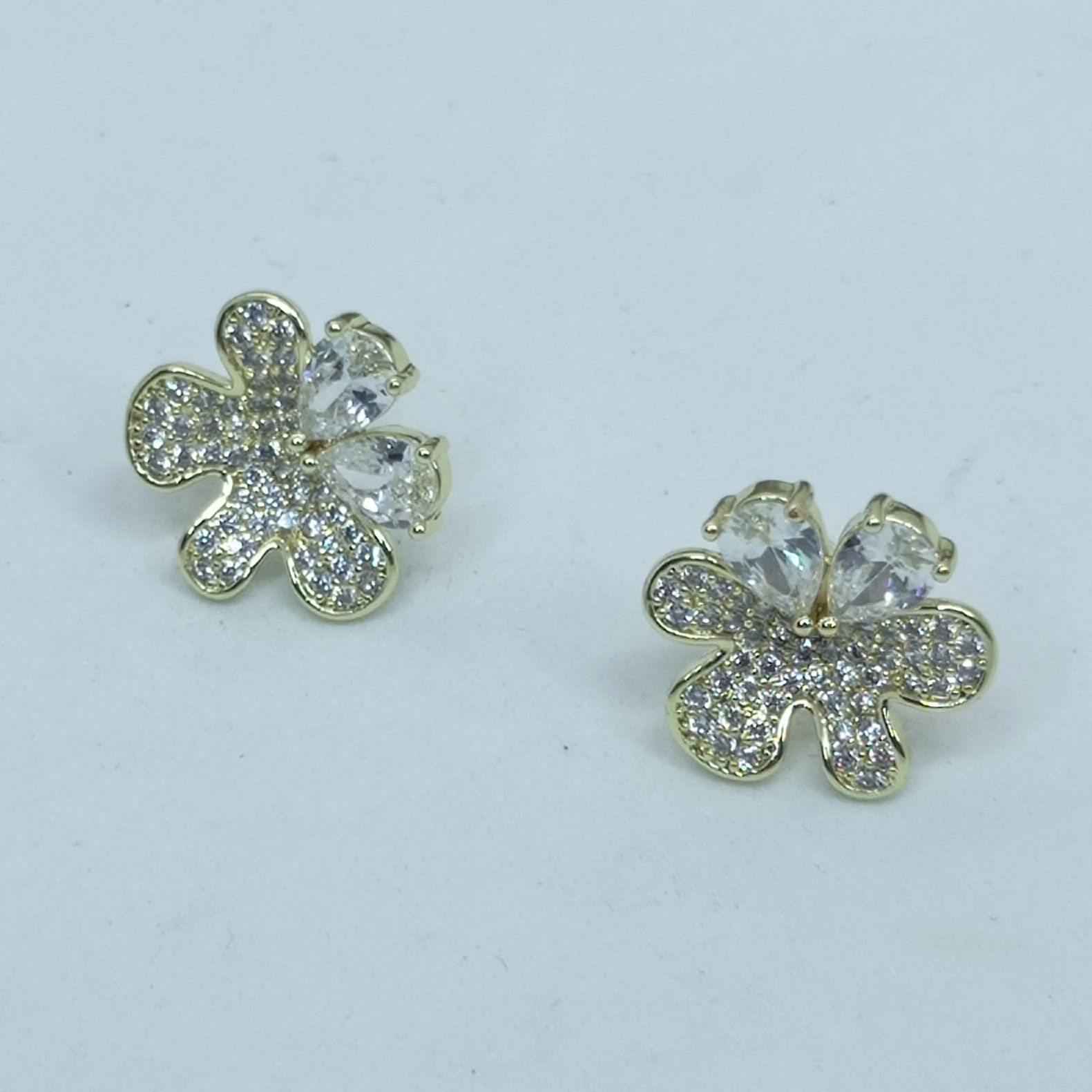 Xuping Küpe 14k Gold Renk - Kesme Taşlı Çiçek Küpe