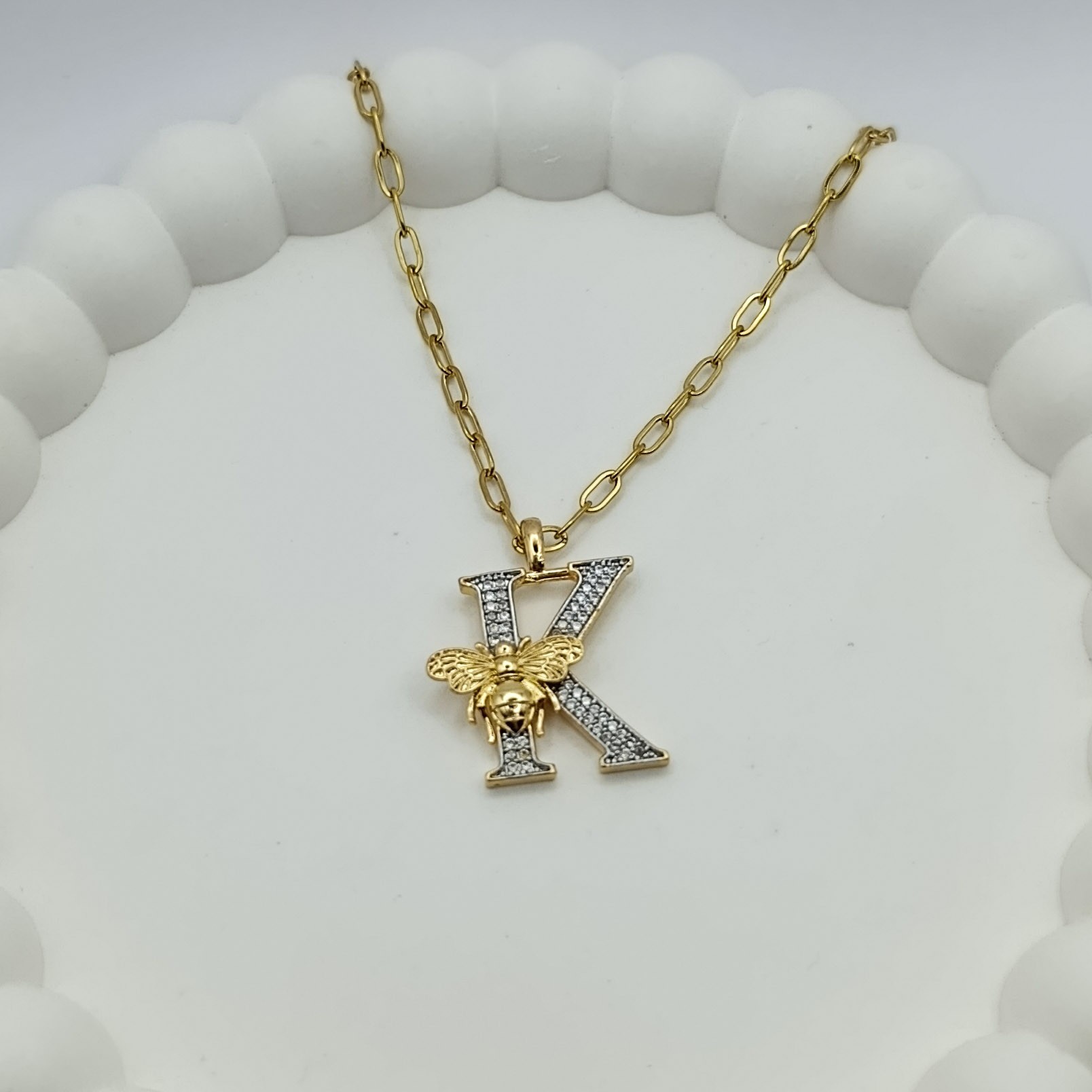 Çelik K Harfli Kolye Arı Detaylı Zirkon Taşlı Uç Detay Ataç Zincir Gold Renk