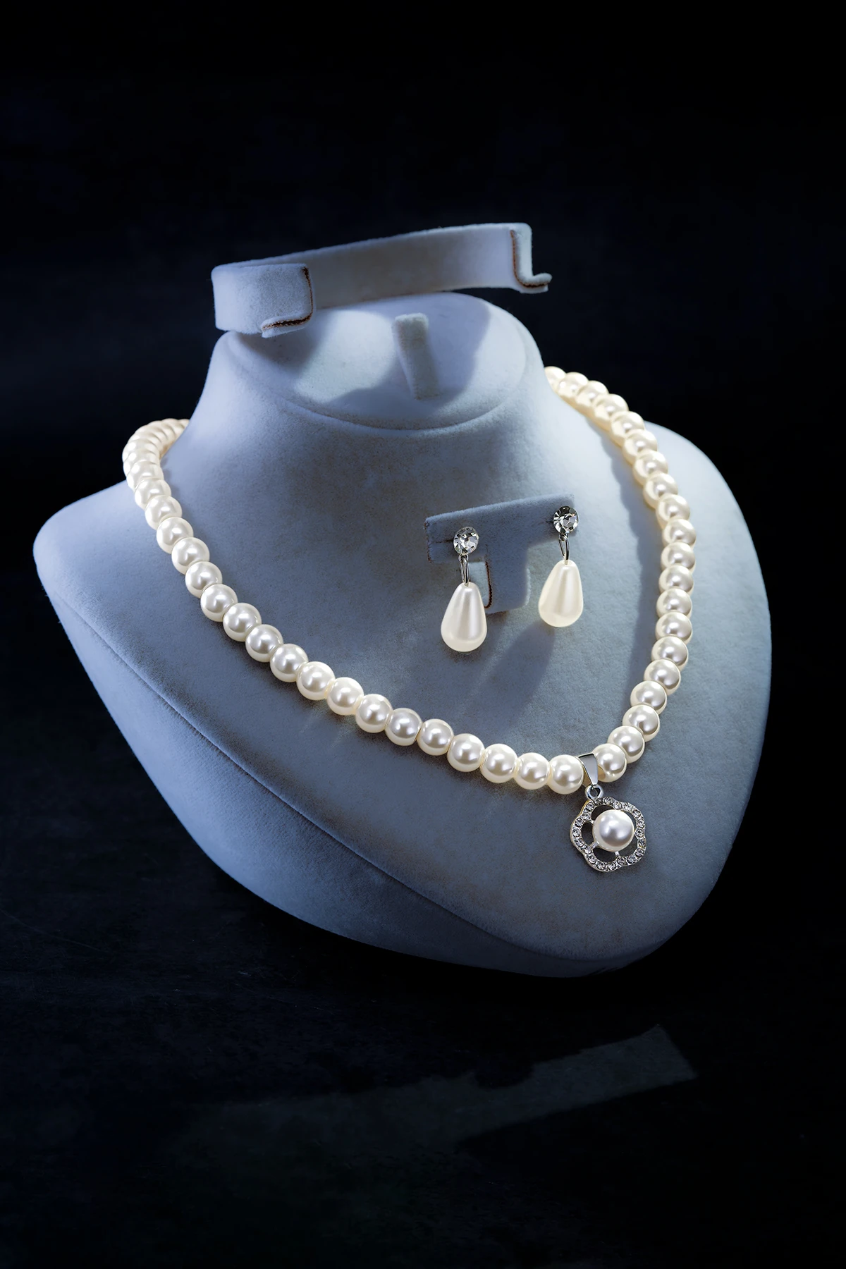 Kadın İnci Kolye Küpe Set - Helena Model Çiçek Motifli Kadın İnci Set