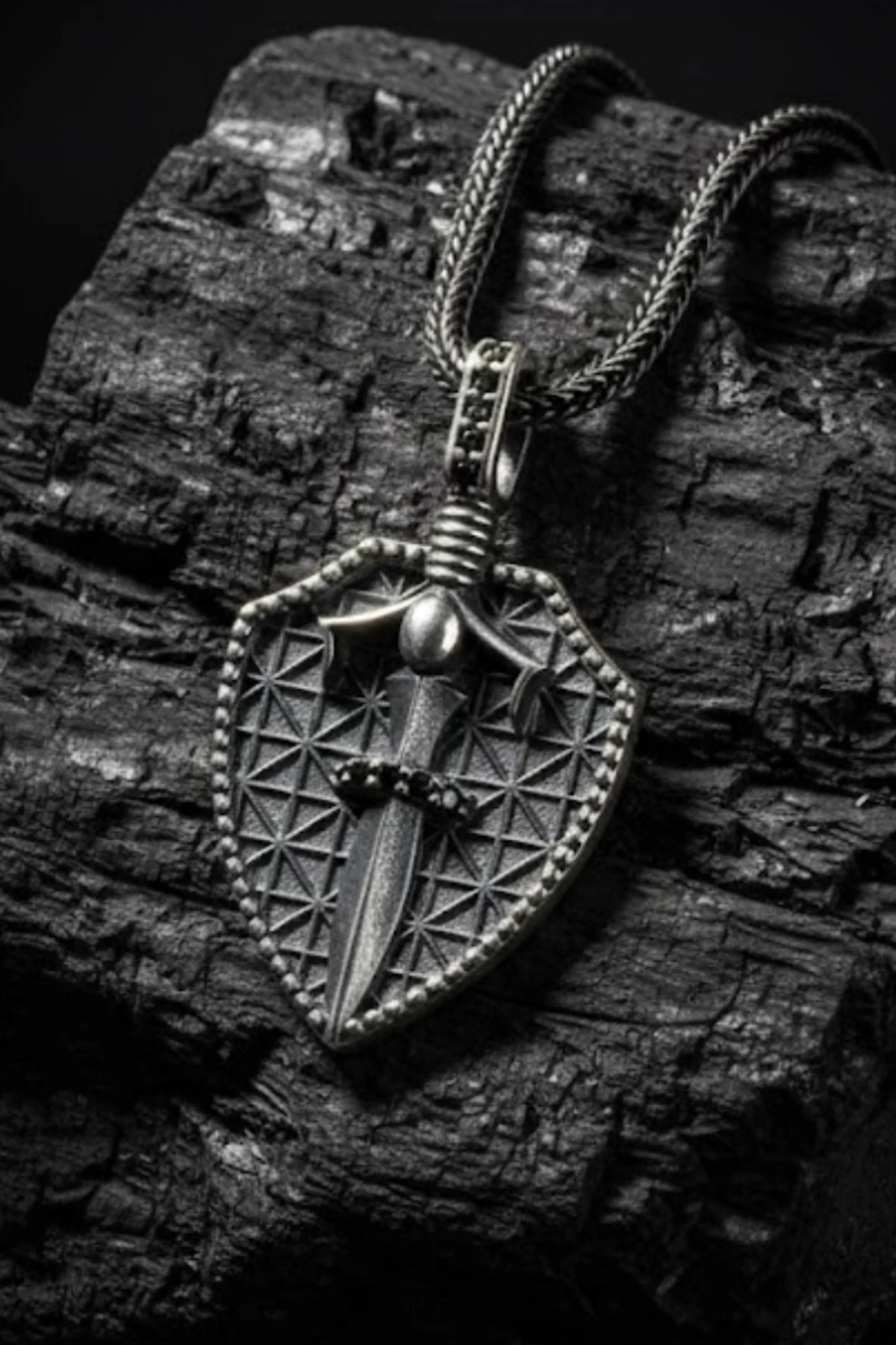 Erkek Gümüş Kolye - 925 Ayar Kabartmalı Kalkan Hançer İşlemeli Tilki Kuyruğu Zincirli Erkek Kolye