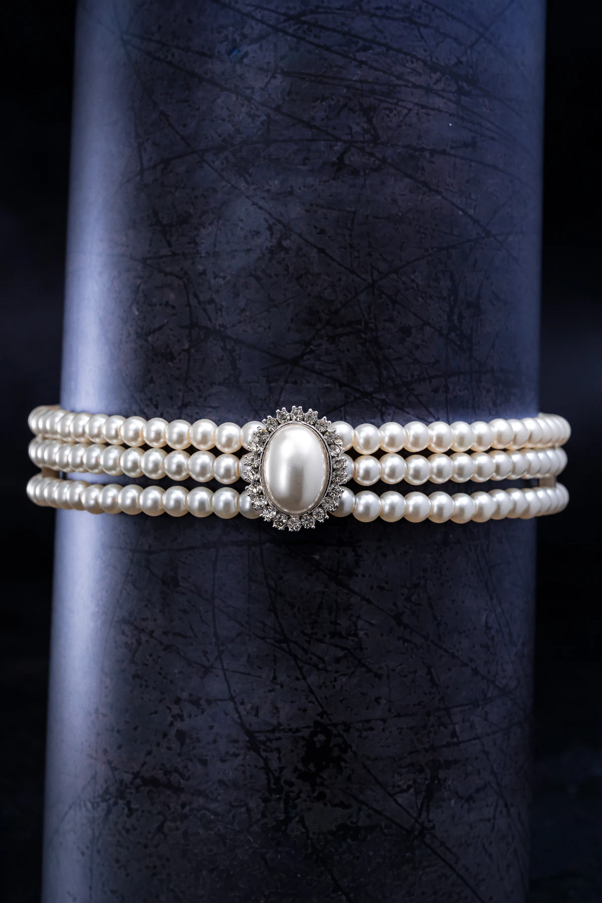 Üç Sıralı Oval Taş Detaylı Kadın İnci Choker Kolye