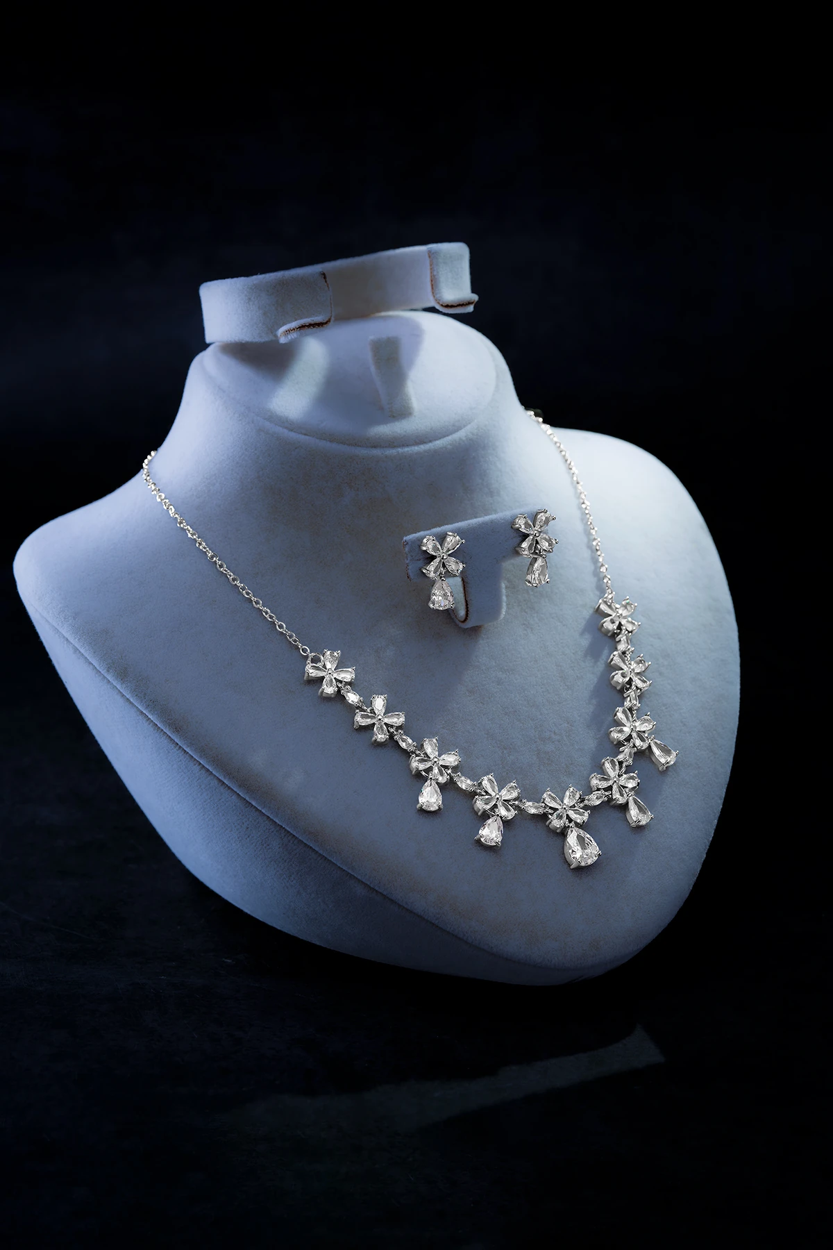 Kadın Bijuteri Kolye Küpe Set - Luna Model Zirkon Taşlı Çiçek Motifli Zarif Su Yolu Set