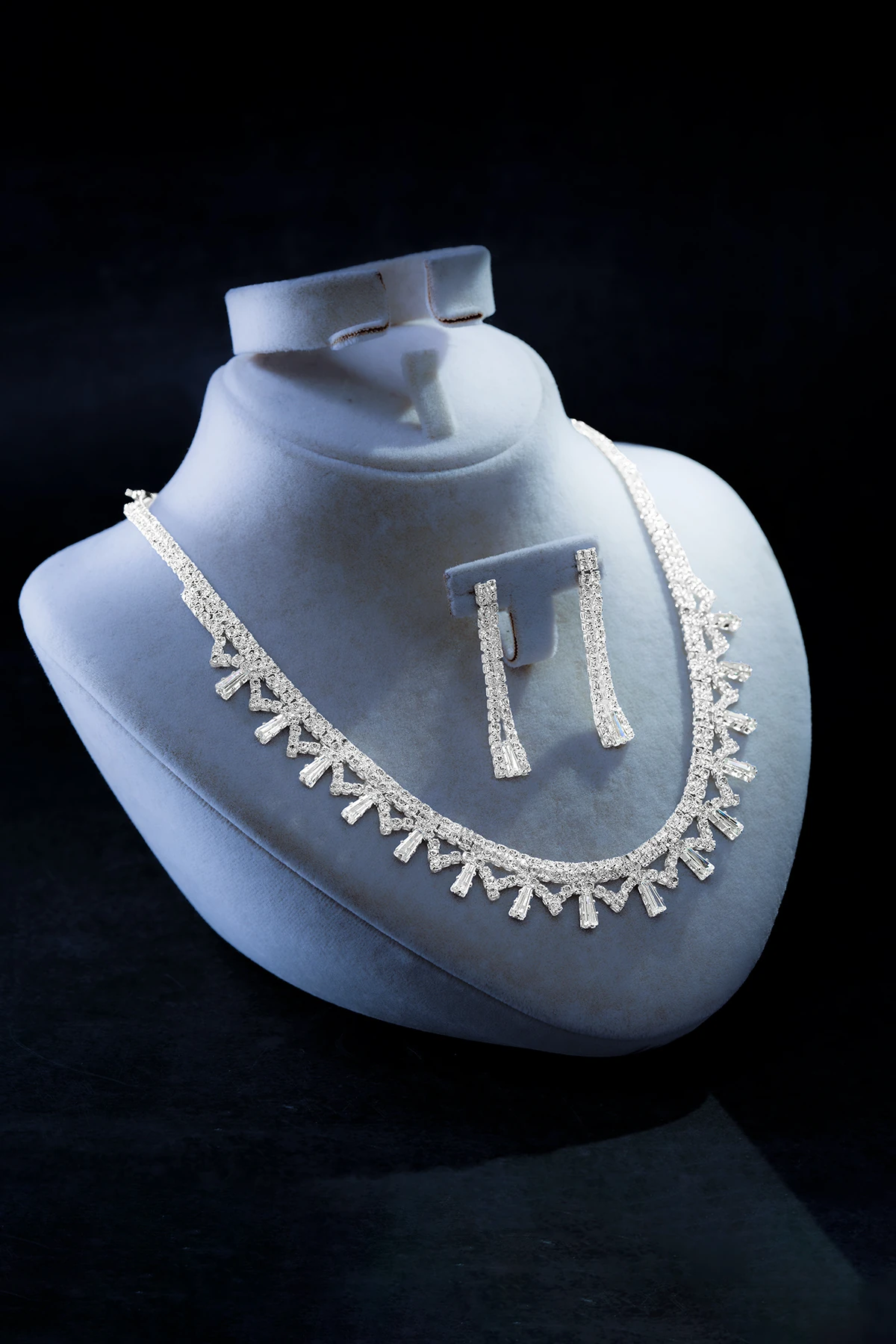 Kadın Bijuteri Kolye Küpe Set - Serena Model Zirkon Taşlı ve Baget Zarif Su Yolu Set