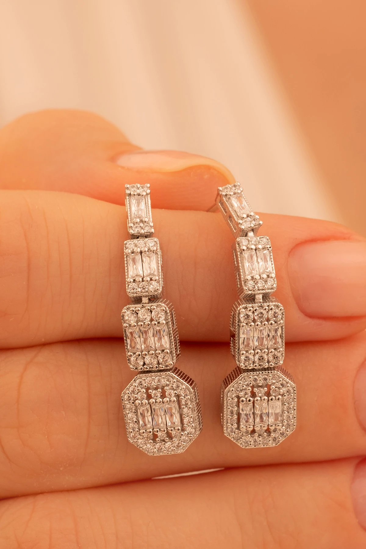 Kadın Gümüş Küpe - Perihan Baget Taşlı Zirkon Süslemeli Kadın Küpe