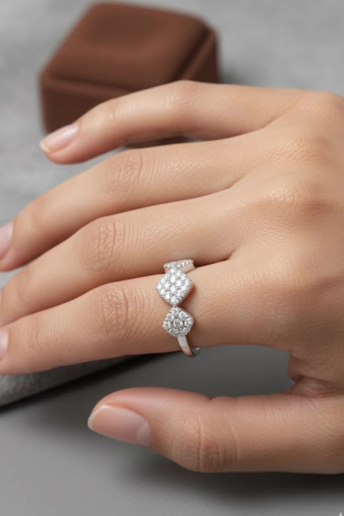 Kadın Gümüş Yüzük - Kleopatra Model Zirkon Taşlı Su Yolu Yüzük