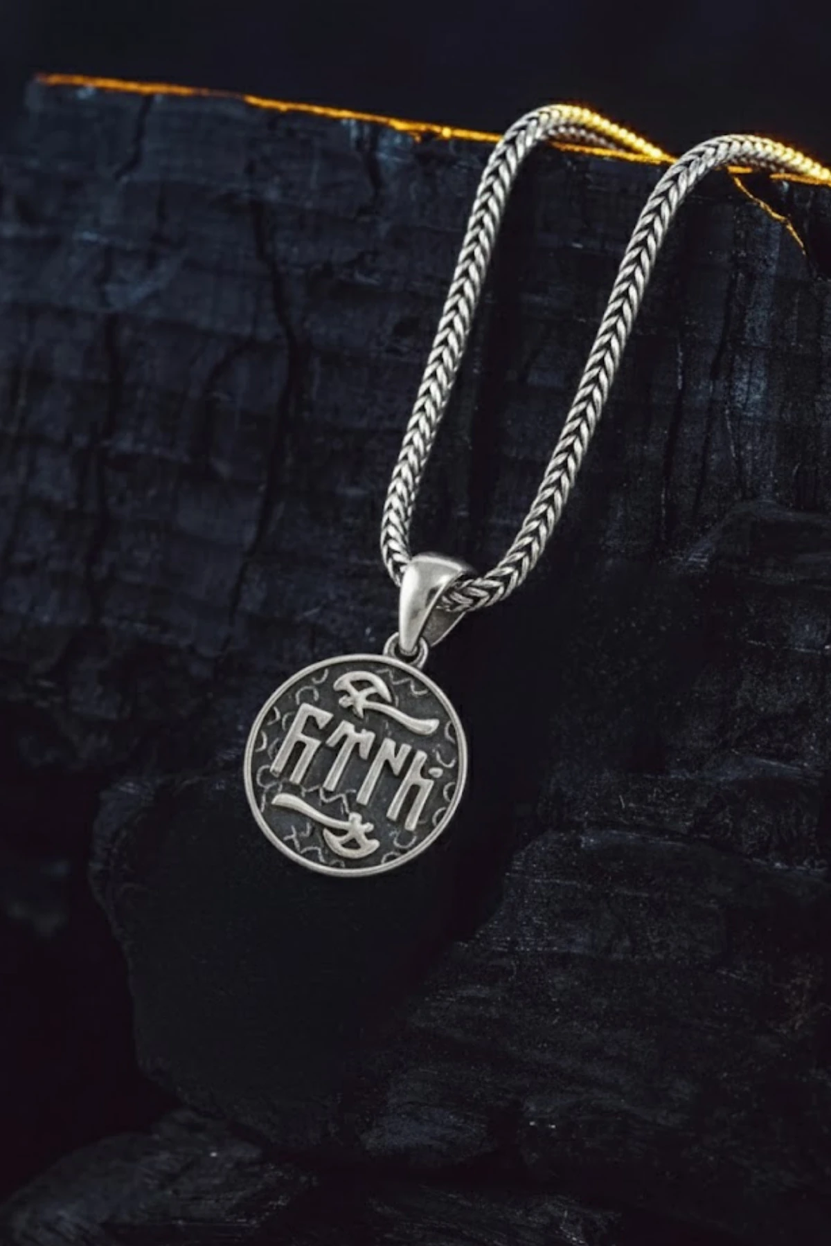 Erkek Gümüş Kolye - Yuvarlak Göktürkçe Türk Yazılı Balta Motif Gümüş Erkek Kolye