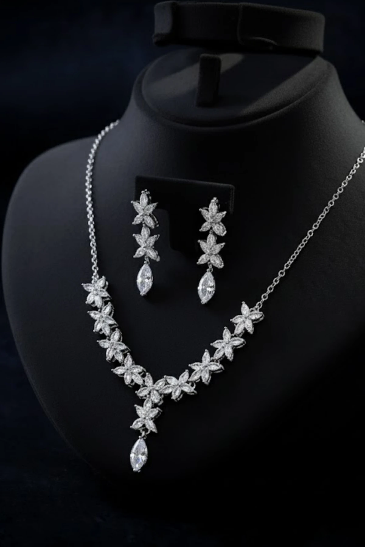 Kadın Bijuteri Kolye Küpe Set - Flora Model Zirkon Taşlı Nergiz Çiçeği Motifli Zarif Su Yolu Set