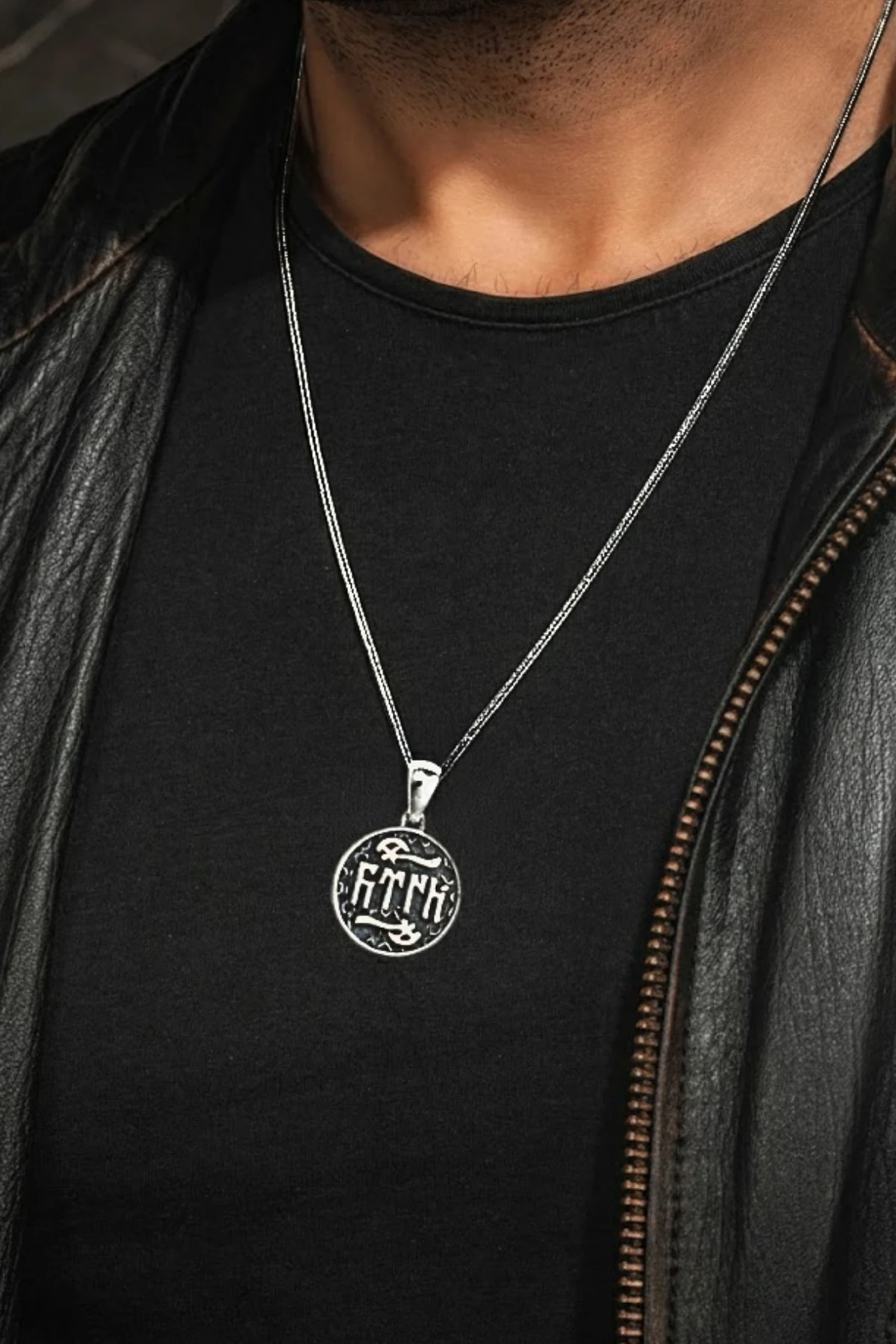 Erkek Gümüş Kolye - Yuvarlak Göktürkçe Türk Yazılı Balta Motif Gümüş Erkek Kolye