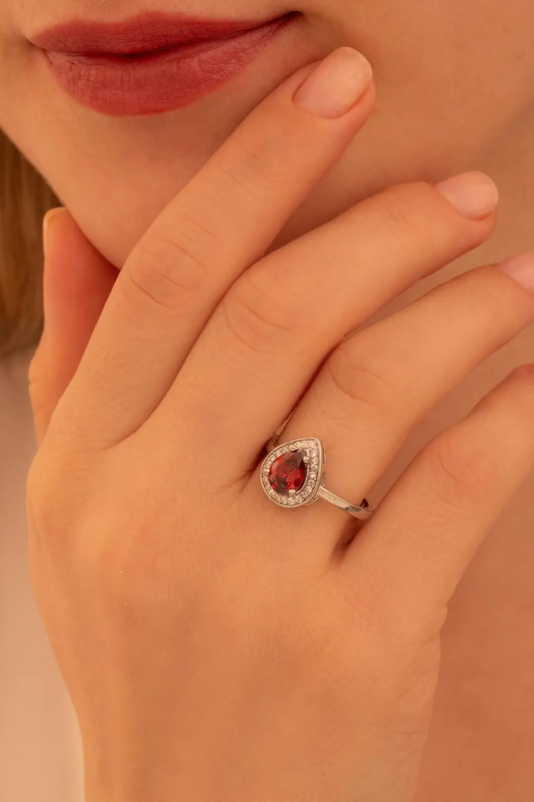 Women's Silver Ring Drop Ruby Stone-set Zircon Süslemeli Rhodium-Plated Women's Ring