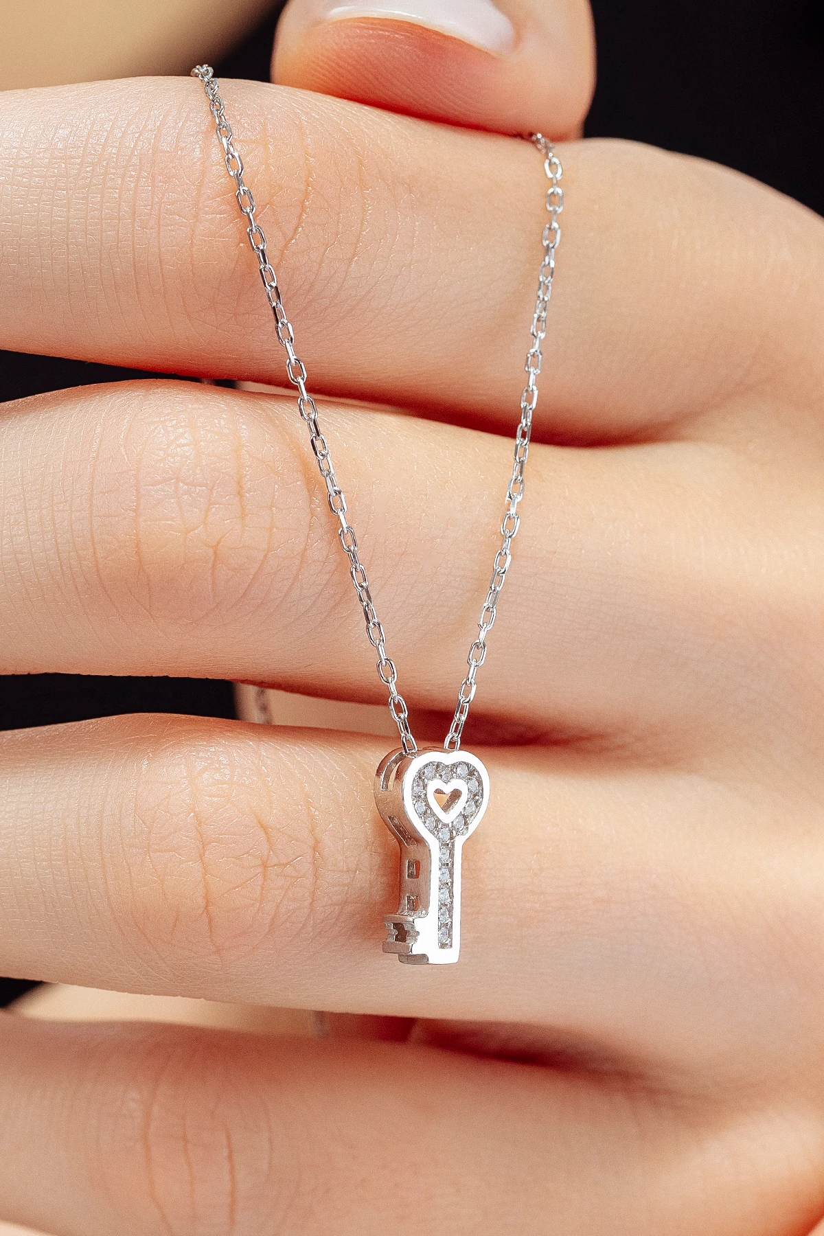 Kadın Gümüş Kolye - Swarovski Taşlı Zirconia Kalpli Anahtar Motifli Kadın Kolye
