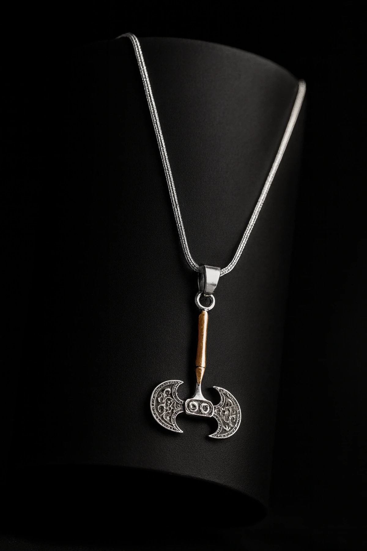 Erkek Çift Taraflı Balta Figürlü Gümüş Kolye – Viking Savaşçı Modeli