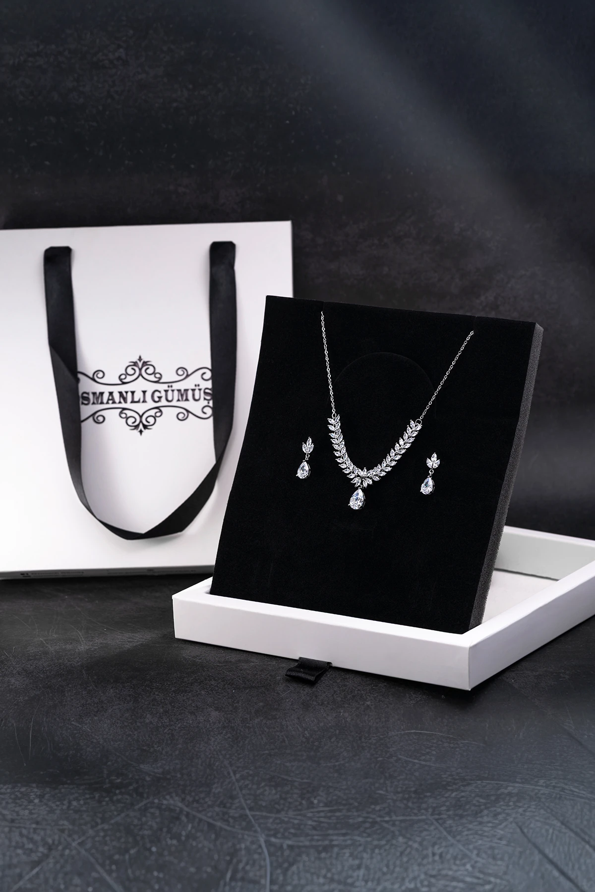 Kadın Bijuteri Kolye Küpe Set - Verona Model Zirkon Taşlı Yaprak Motifli Zarif Su Yolu Set