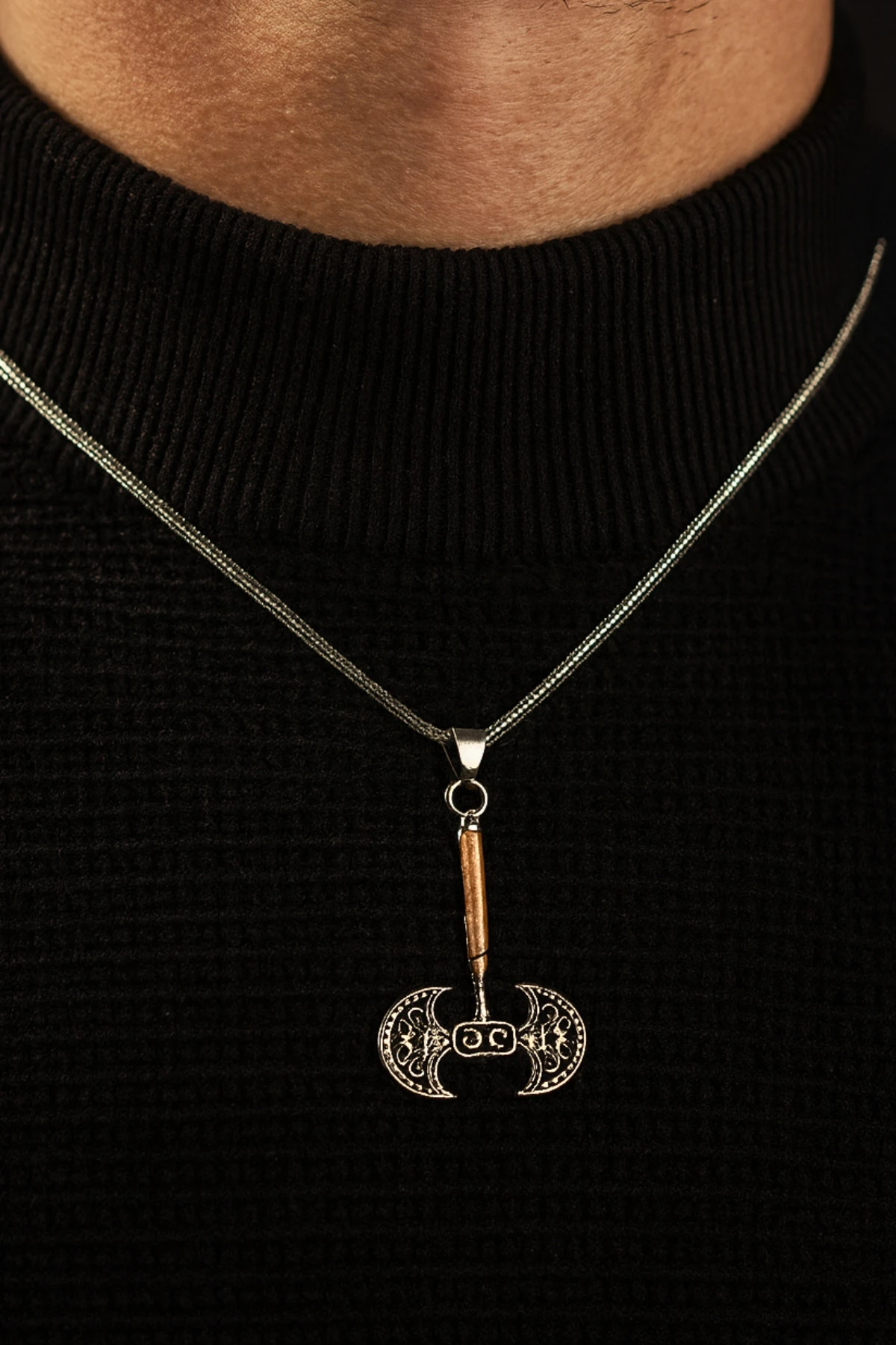 Erkek Çift Taraflı Balta Figürlü Gümüş Kolye – Viking Savaşçı Modeli