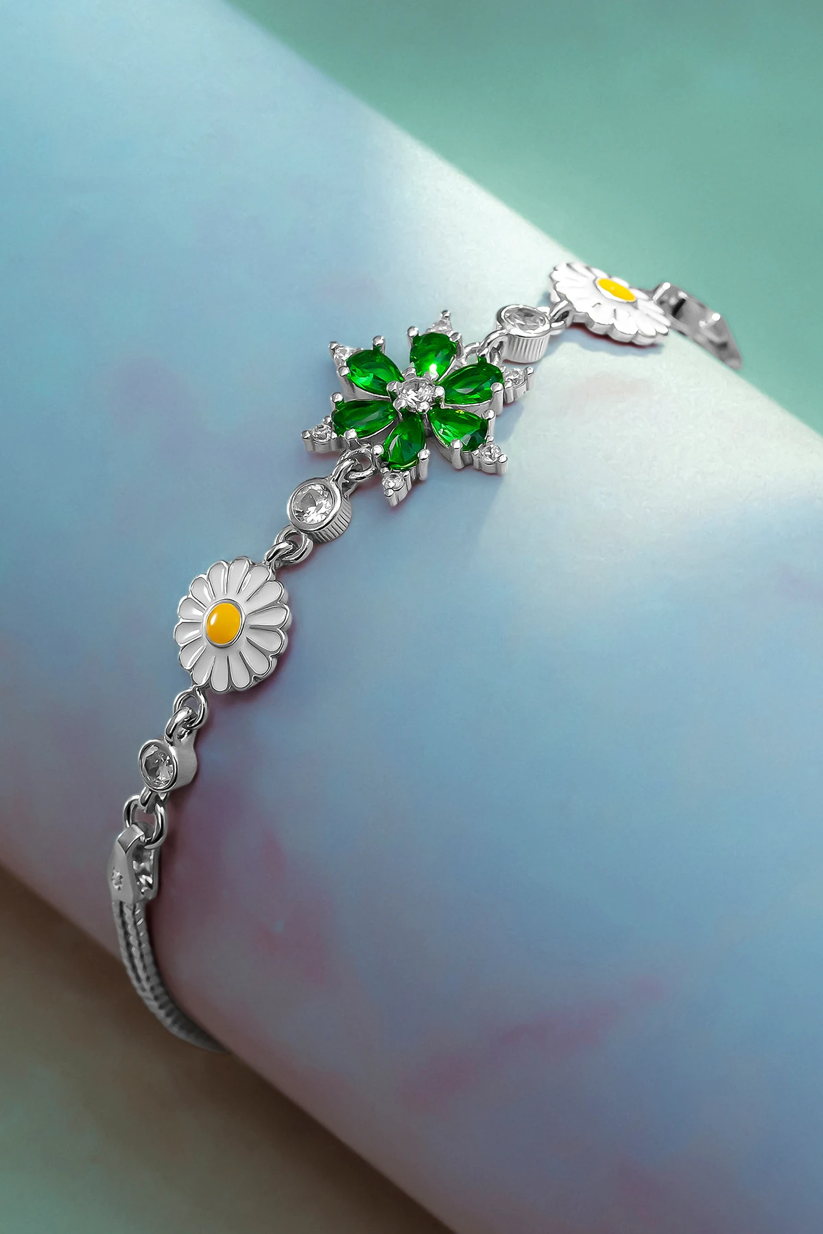 Kadın Gümüş Bileklik Yeşil Zirkon Taşlı Nergiz Motifli Yanı Papatya Çiçek Kadın Bileklik